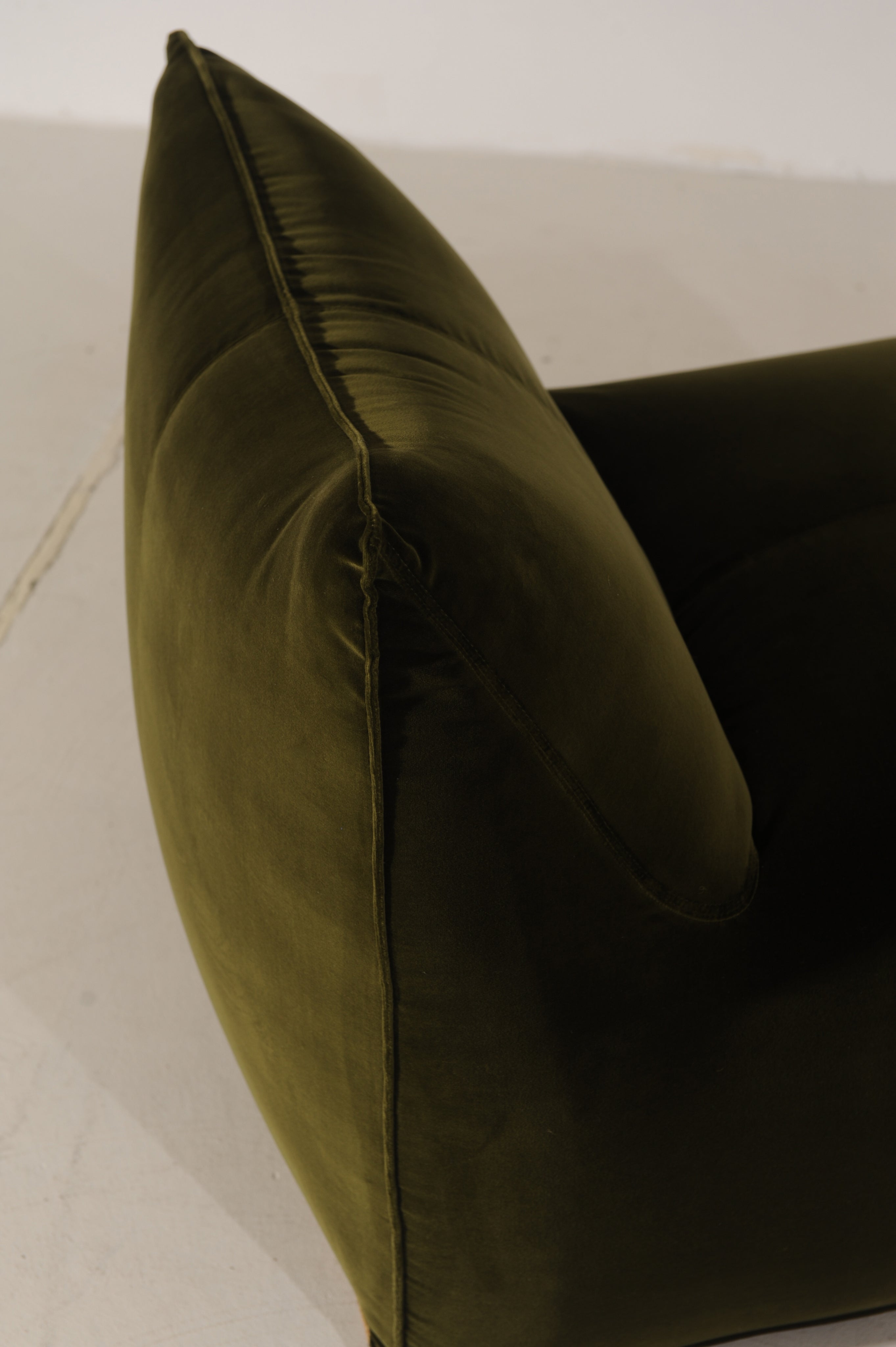 Le Bambole Chair by Mario Bellini for B&B Italia in emerald green velvet, Italy 1971 — alternate view