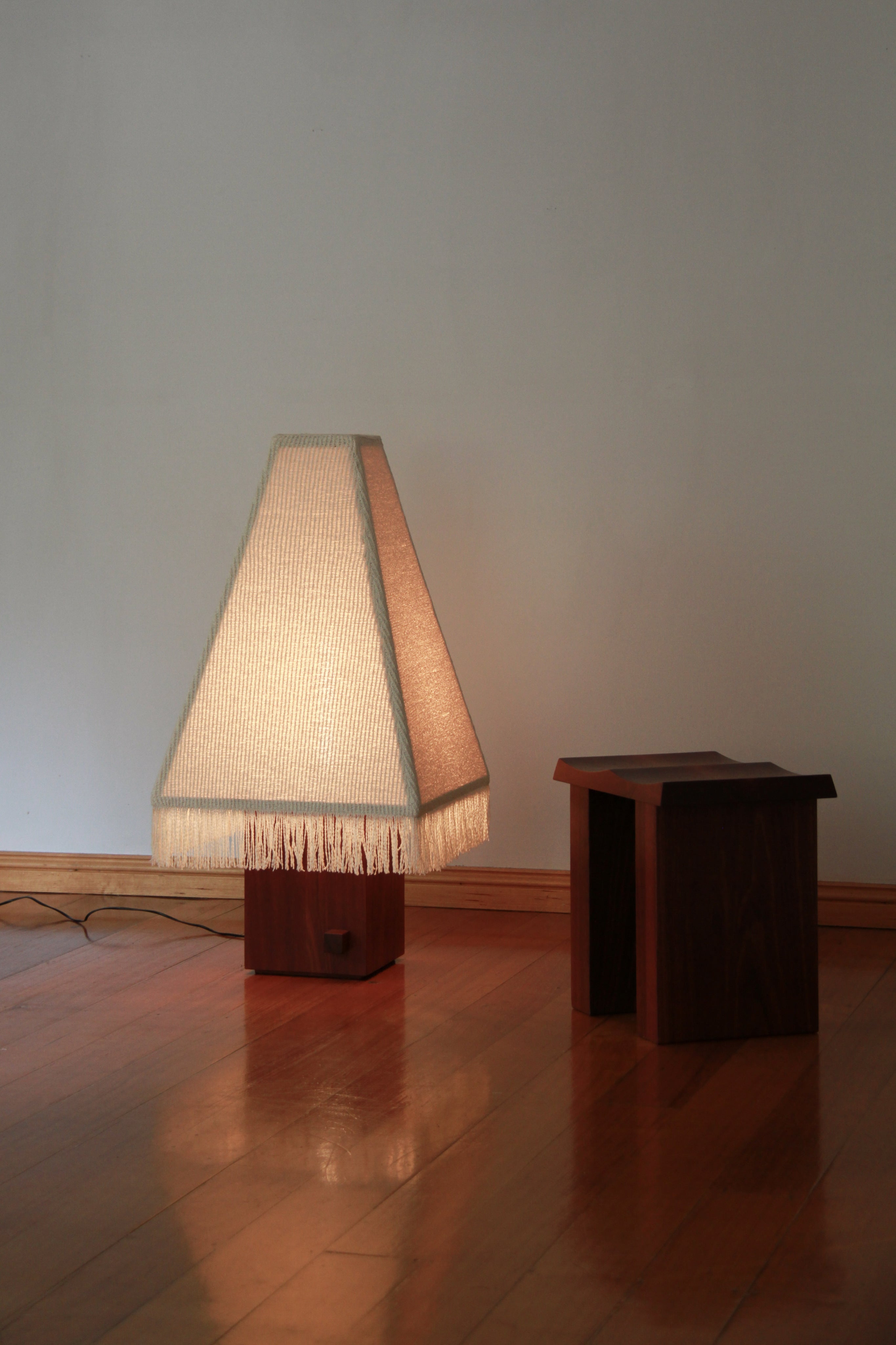 Lampe de sol 'Kukeri' x '2am Close'