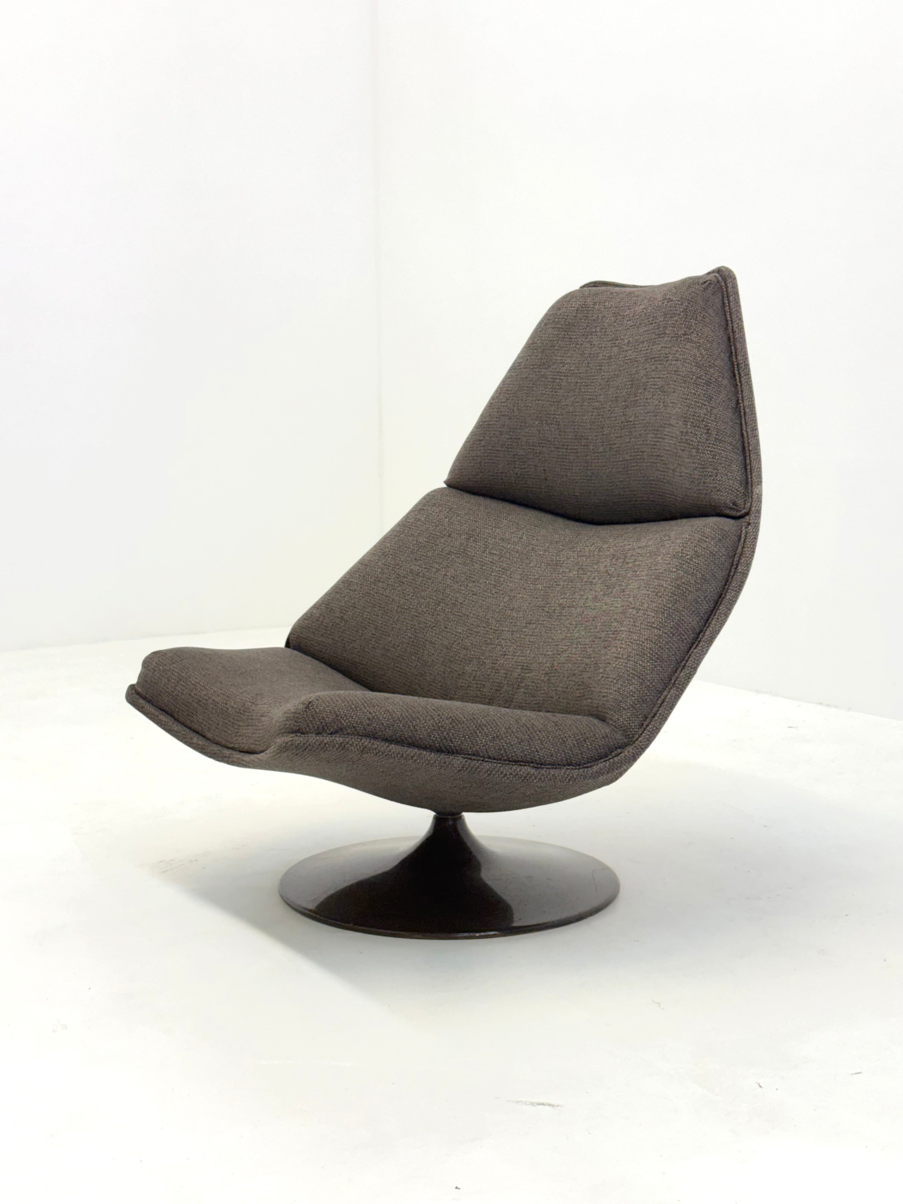 Artifort F510 armchair by Geoffrey Harcourt — side angle