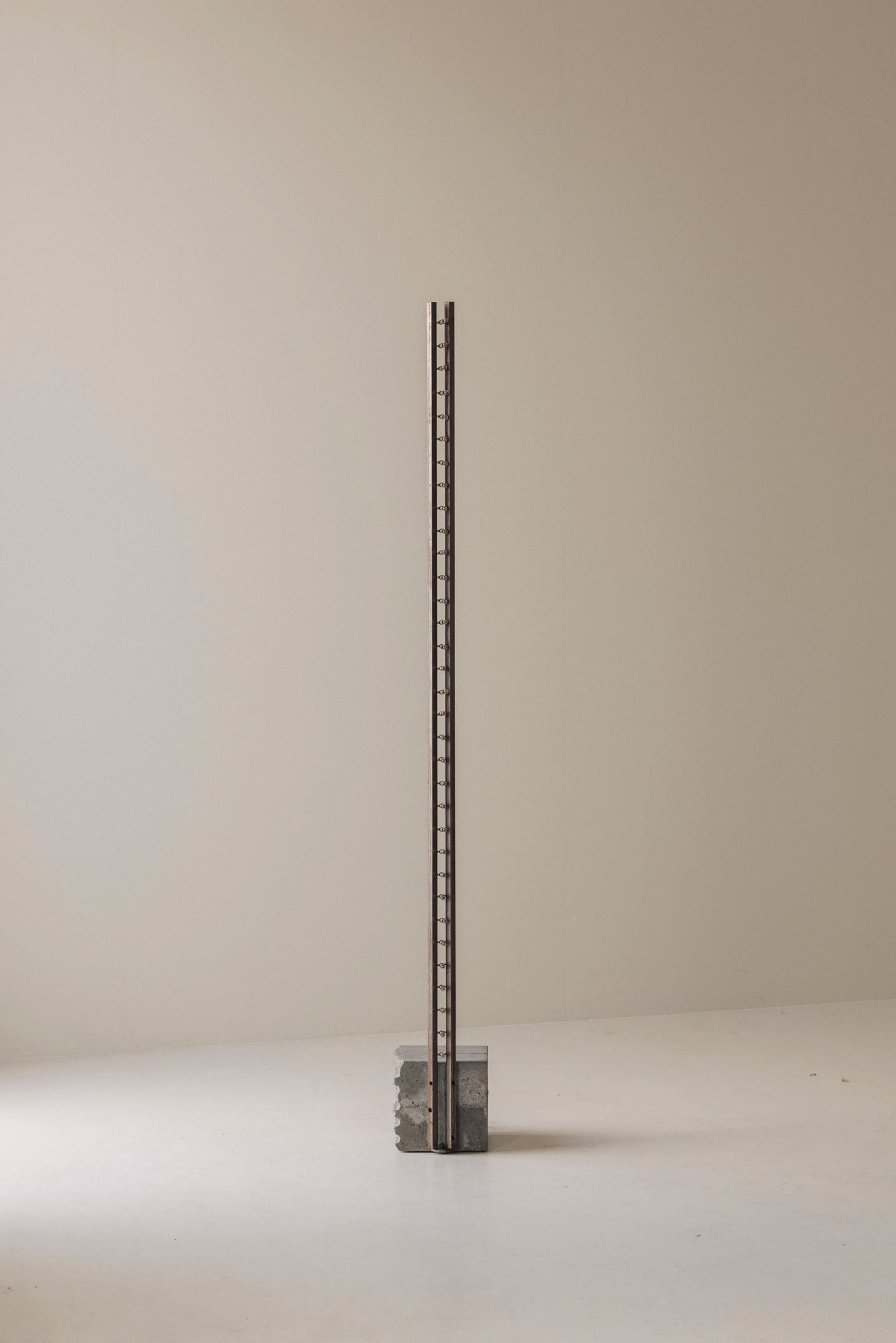 Sculptural Brutalist Floor Lamp in Concrete and Steel, 1980s — detail view