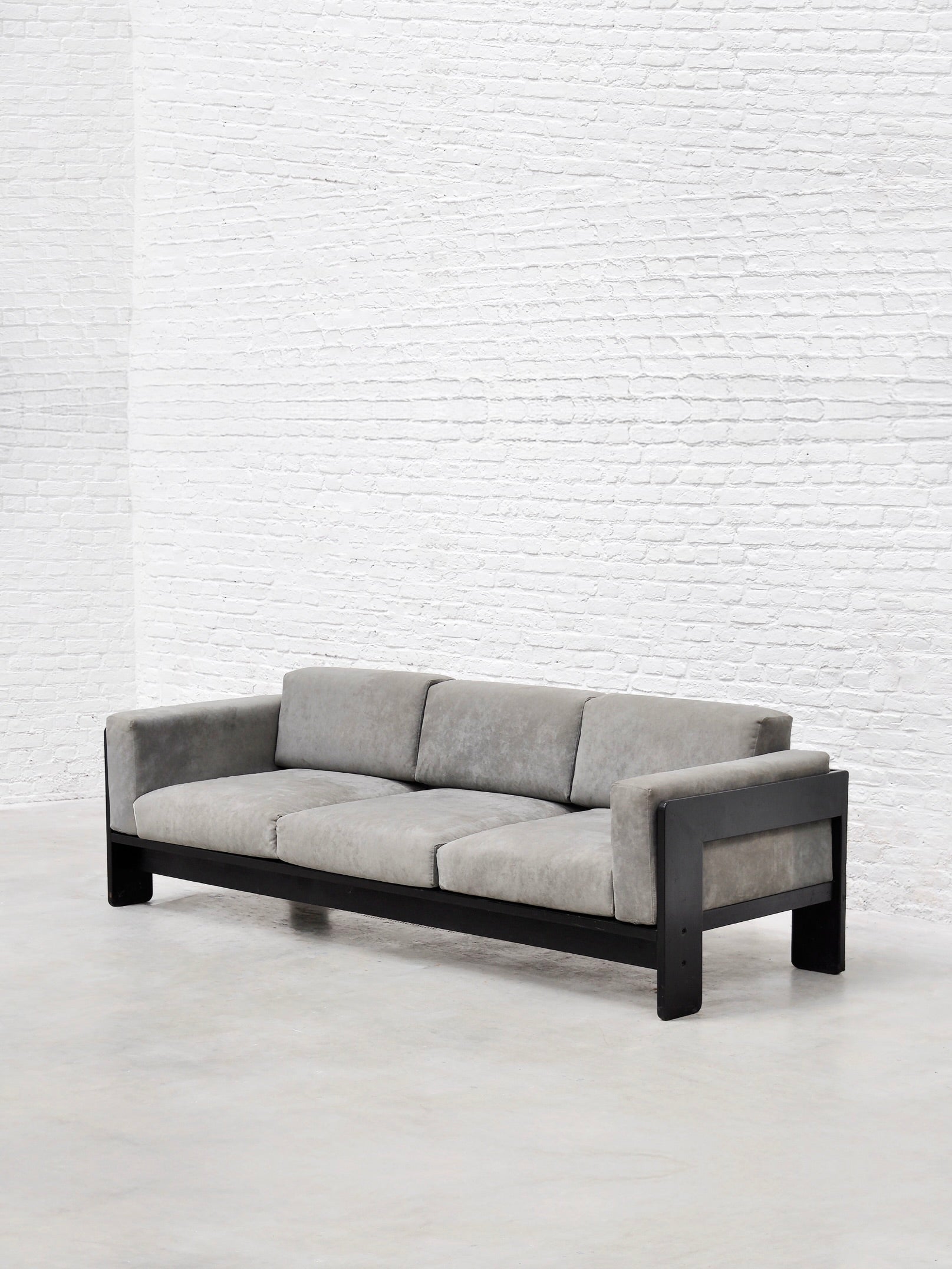 Canapé Bastiano par Tobia Scarpa pour Gavina en daim gris et bois noir, années 1960