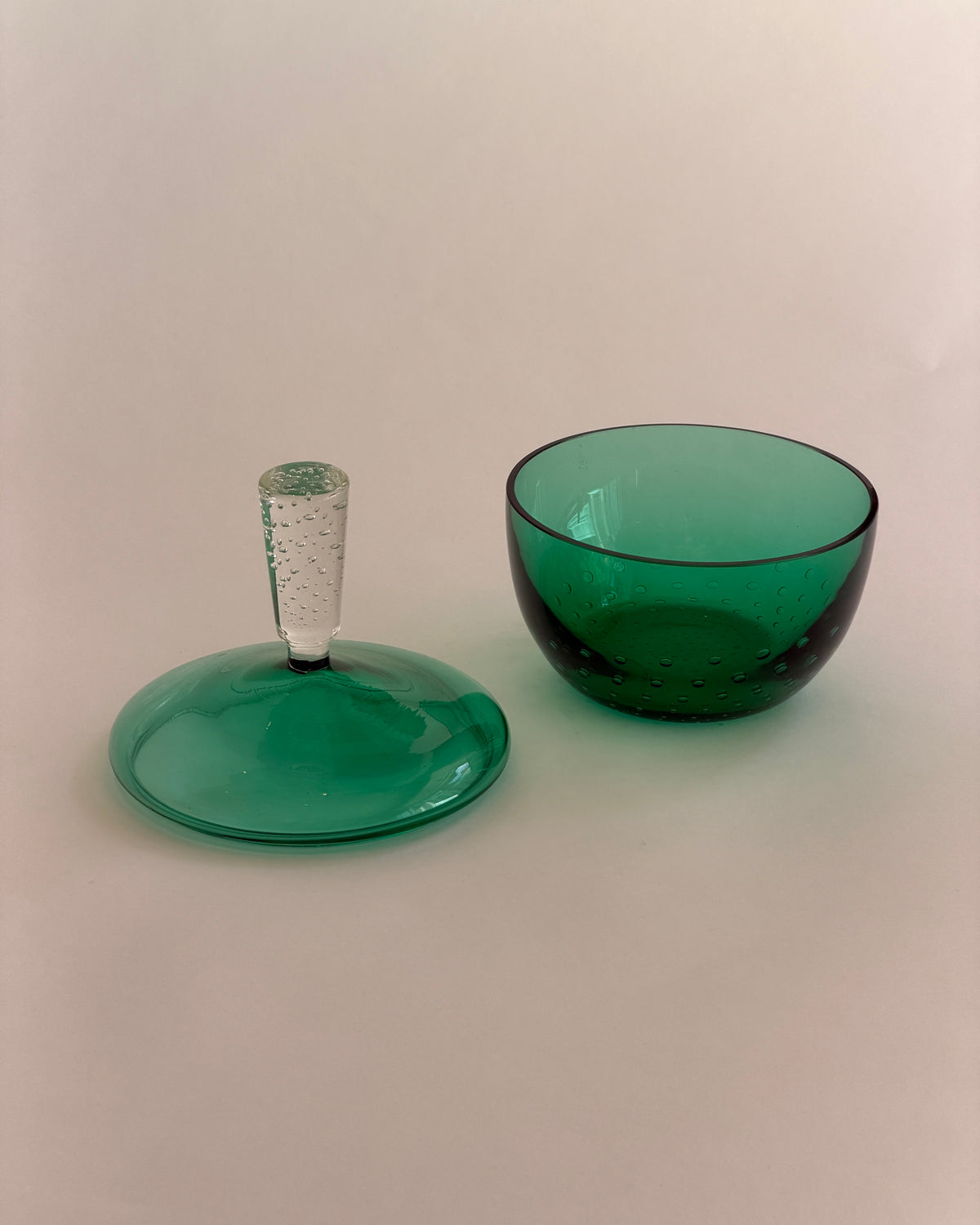 Vintage large green/clear Murano bubble bonbonniere — close-up