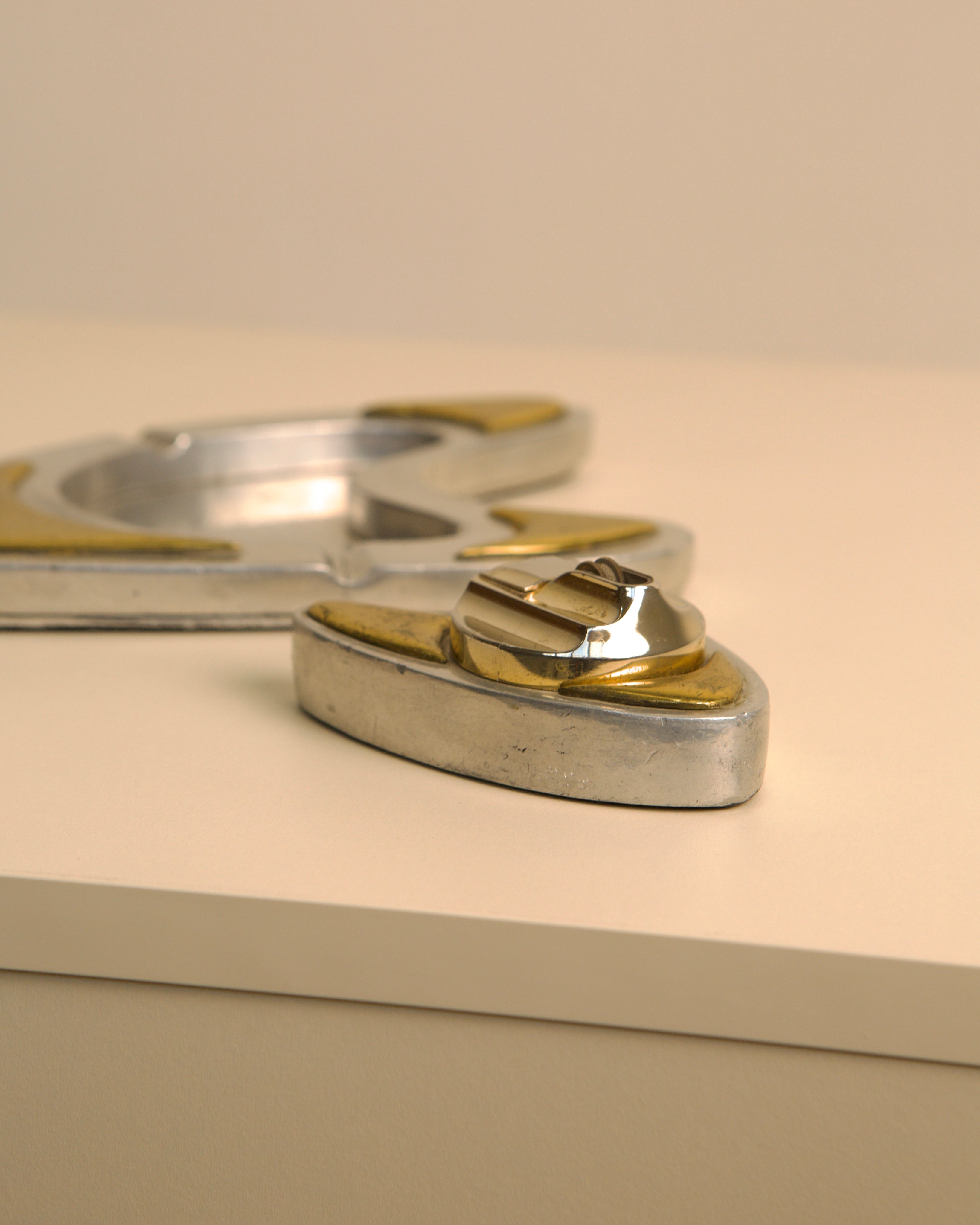 Ensemble de cendrier et briquet des années 60