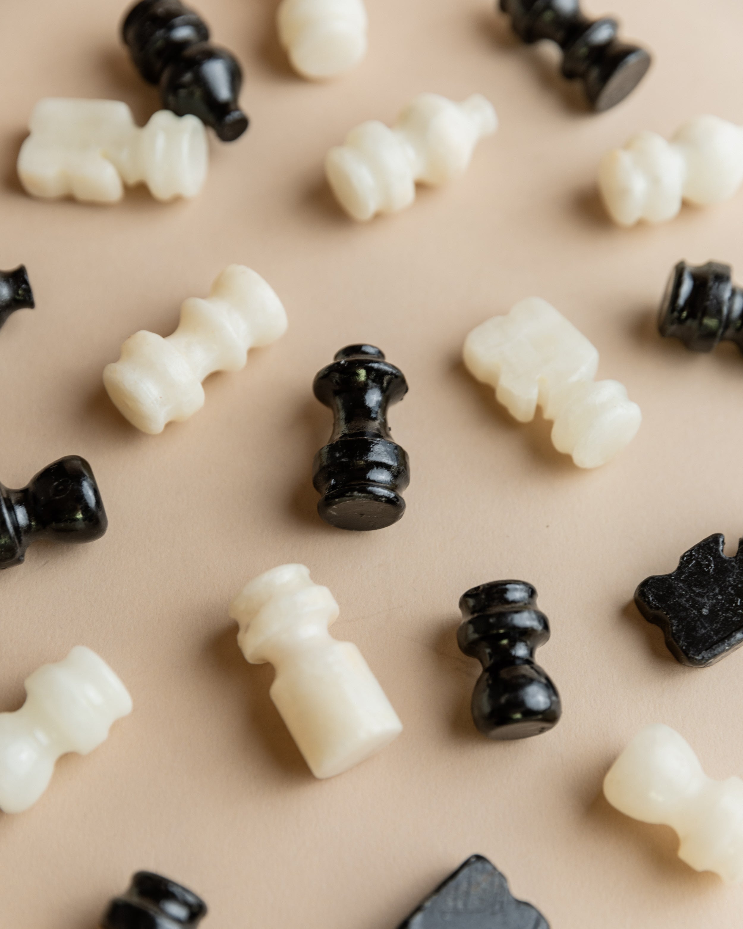 Ensemble d'échecs en marbre - Plateau en pierre avec pièces sculptées, Italie années 1960