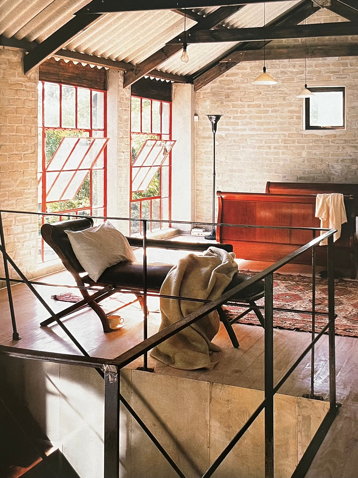 Country and Modern: Contemporary Interiors for Rural Settings - Decoration Book — close-up