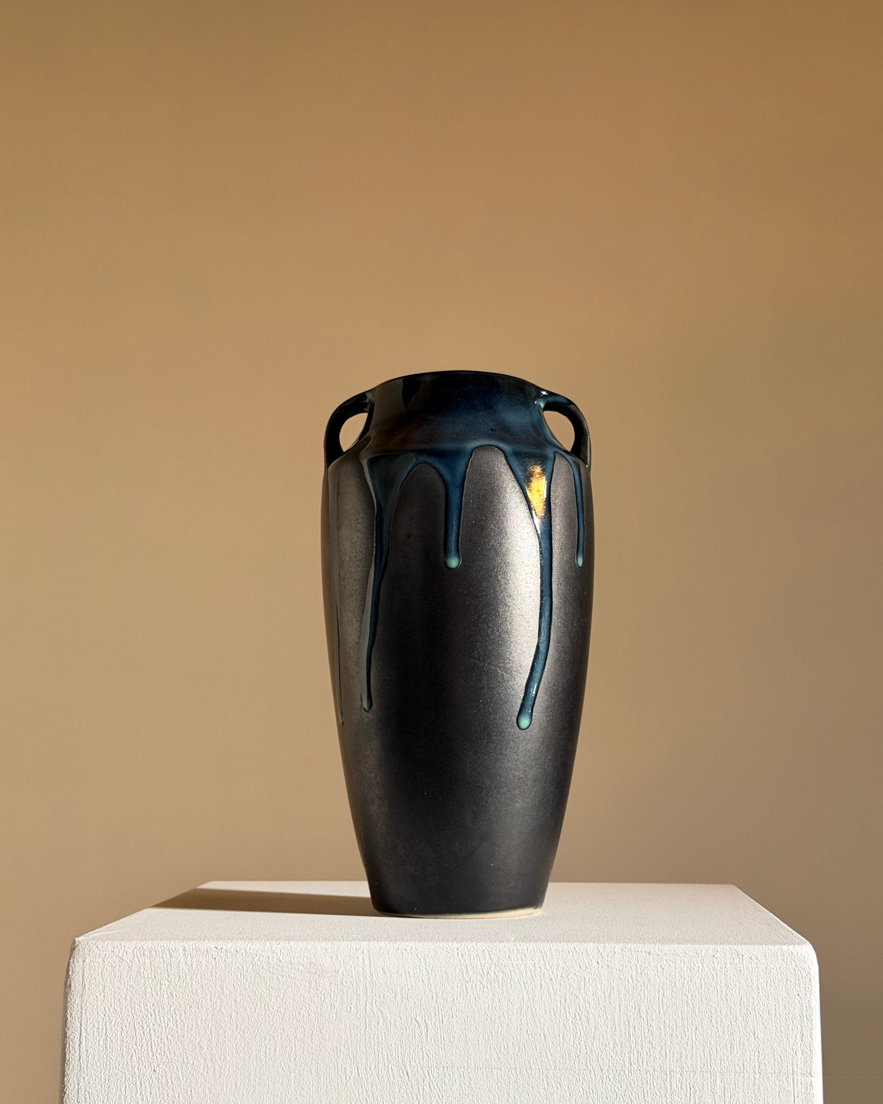 Large Art Deco handled vase by Figuresdesign | The Oblist