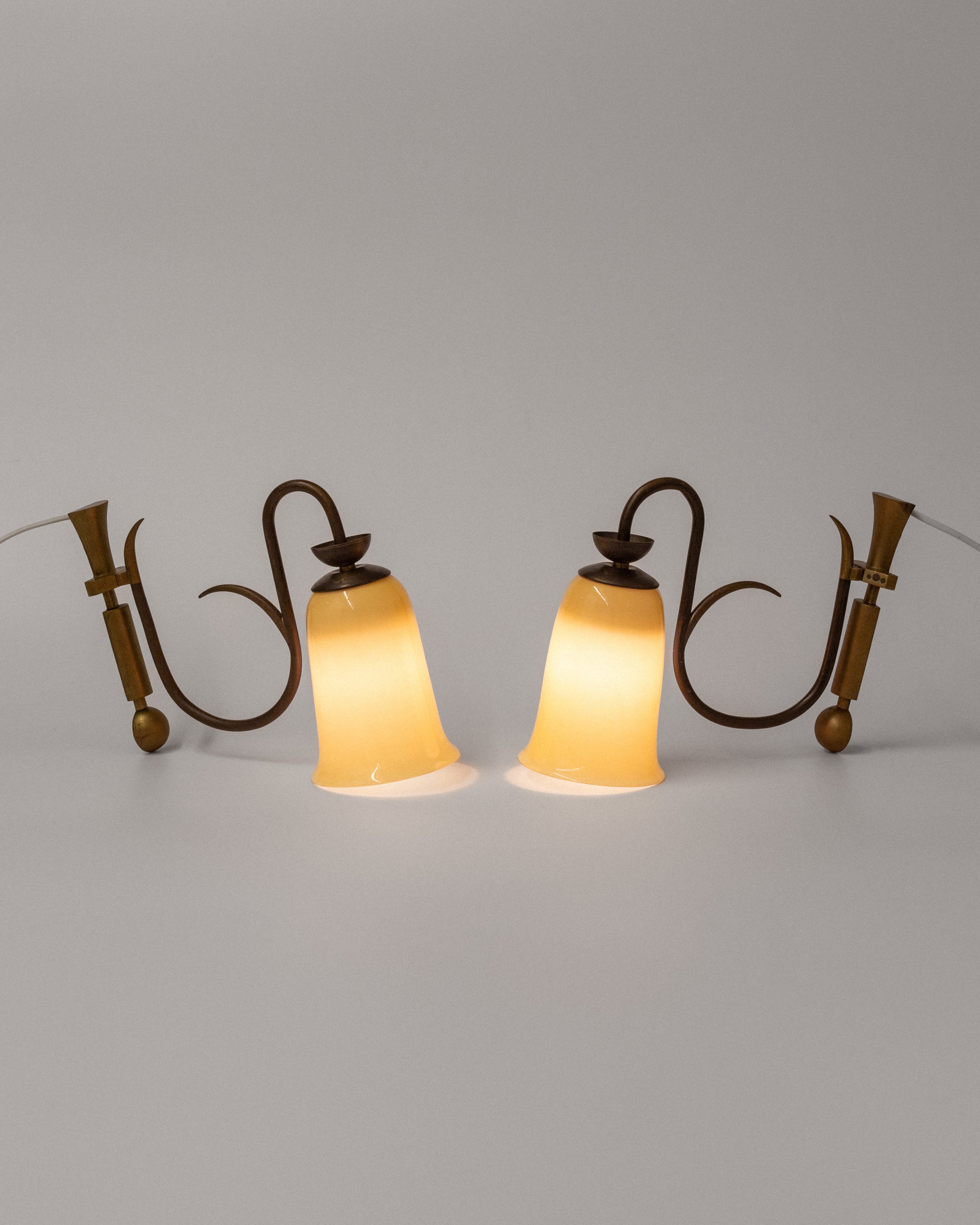 Paire d'Appliques Murales Art Déco avec Abat-jours en Verre, Années 1930