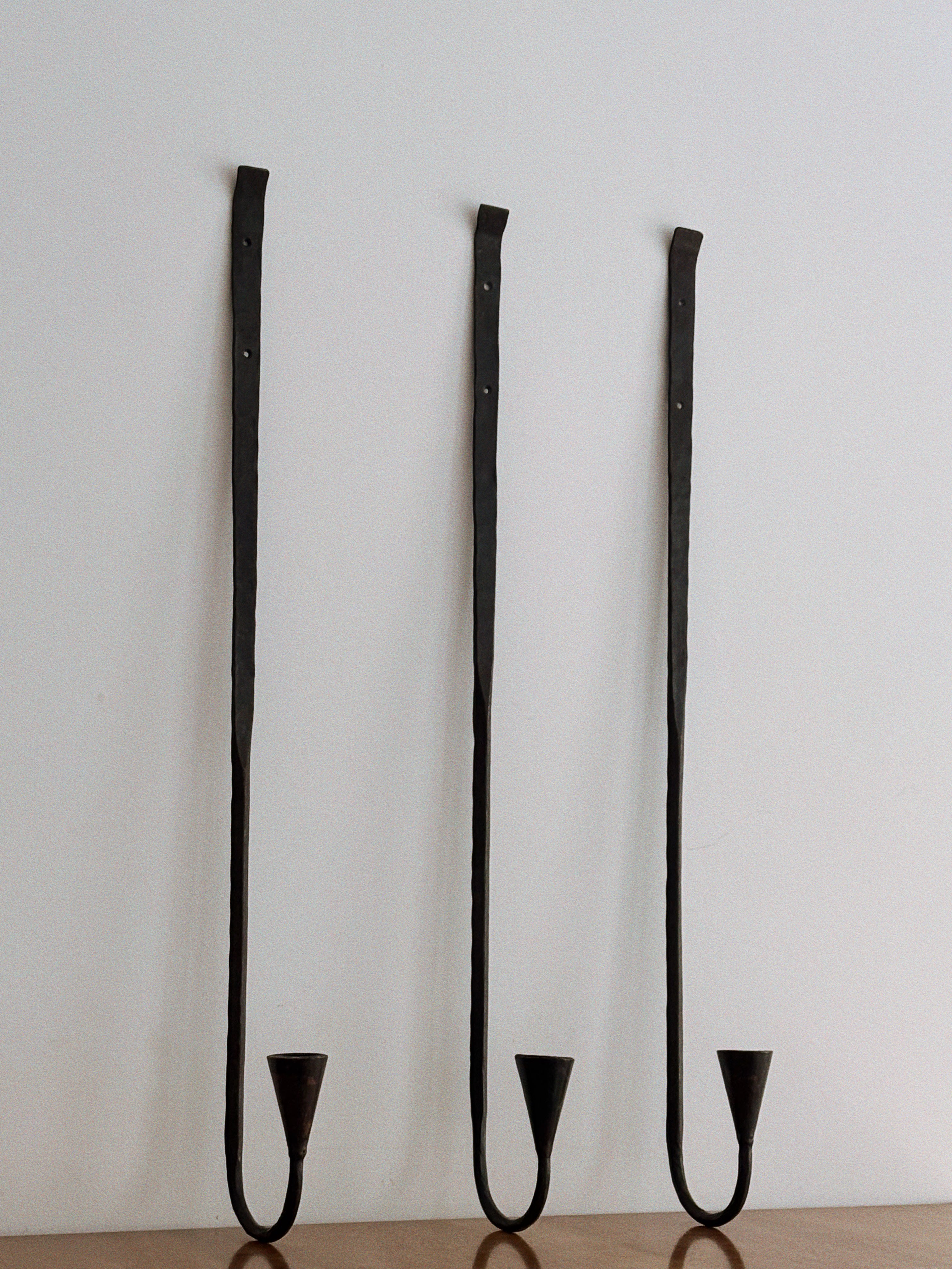 Ensemble de 3 grands bougeoirs muraux en fer forgé danois, vers la fin des années 1990