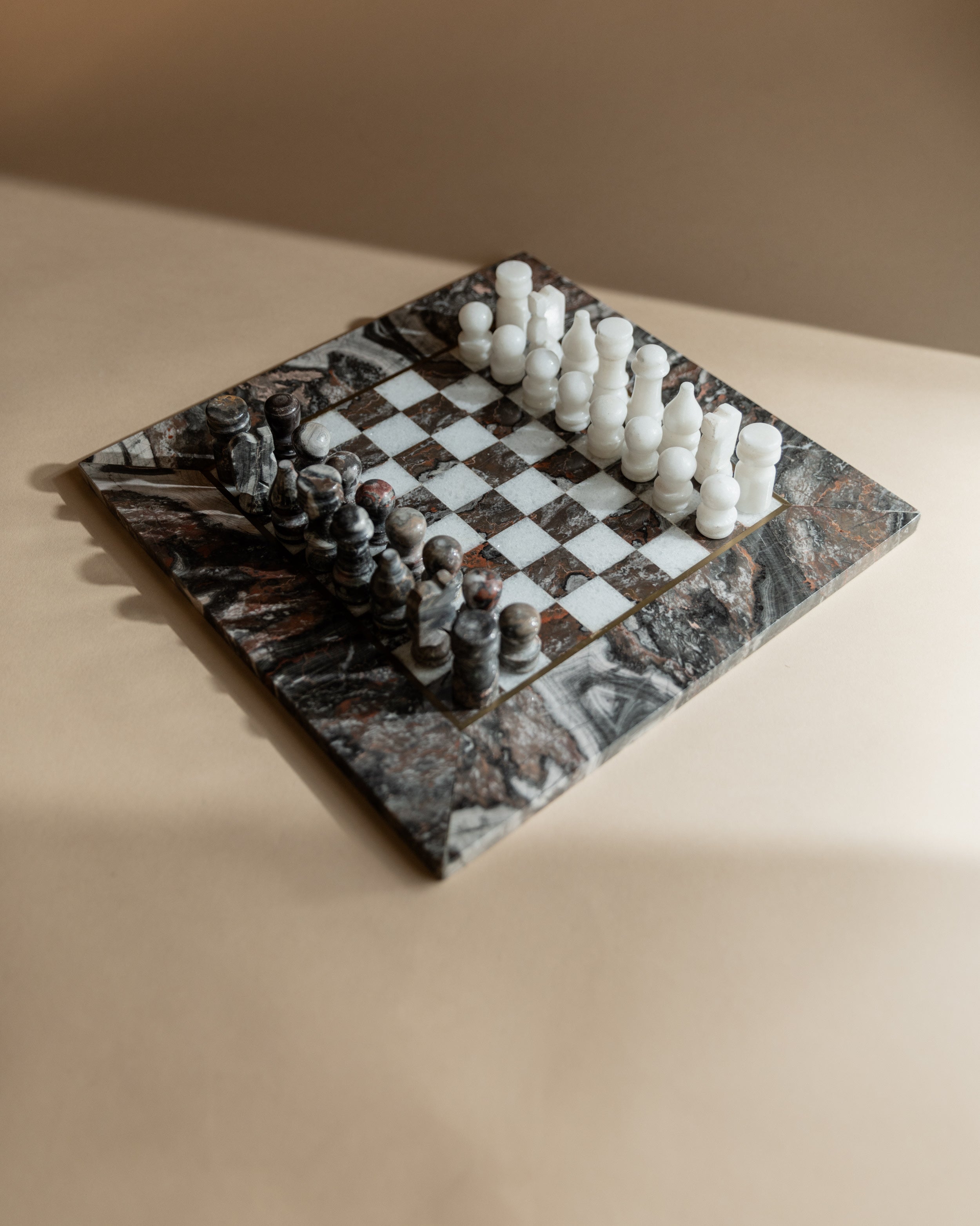 Ensemble d'échecs en marbre - Plateau en pierre avec pièces sculptées, Italie années 1960