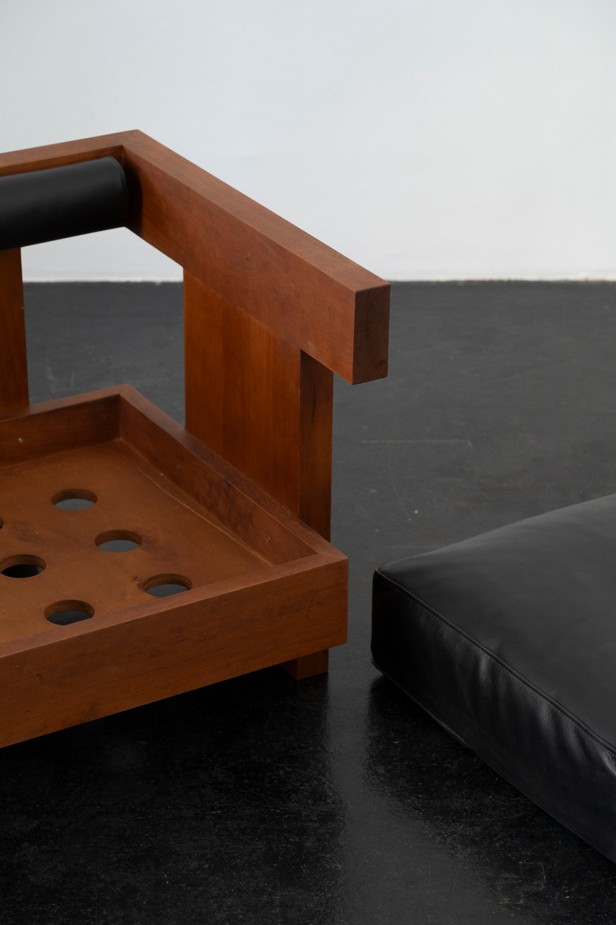 Tripod Lounge Chair | DN_S2506 — side angle showing wooden frame and black cushion
