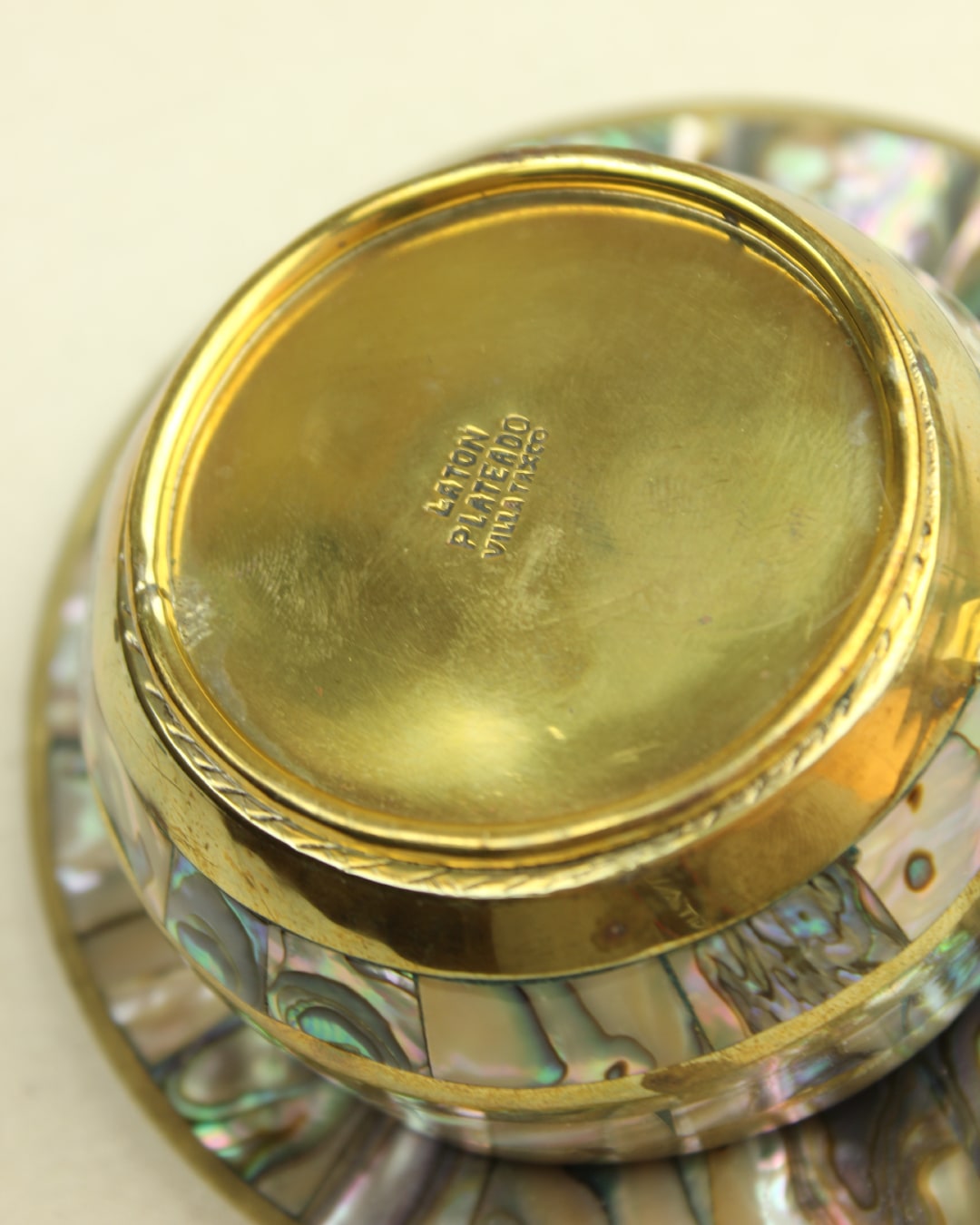 Taza Abulón — top view of gold and abalone cup