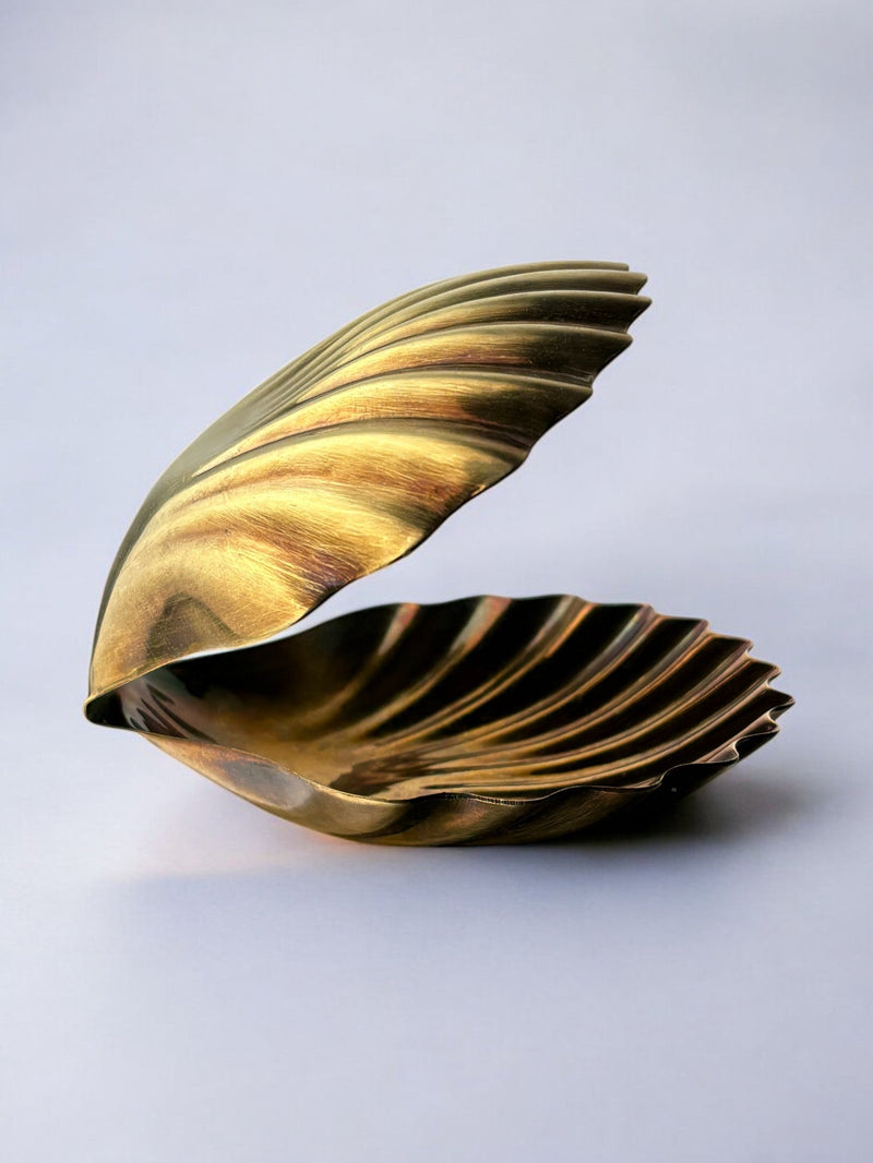 Shell Vide-Poches in brass, Italy, 1970's — close-up of open shell design