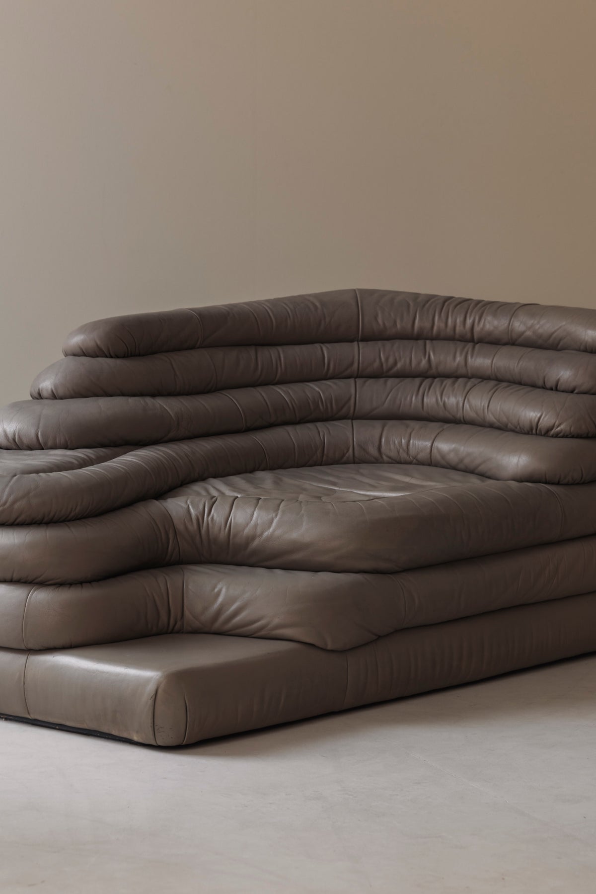 Rare taupe leather Terrazza DS-1025 Sofa by Ubald Klug for De Sede, 1972 — side angle