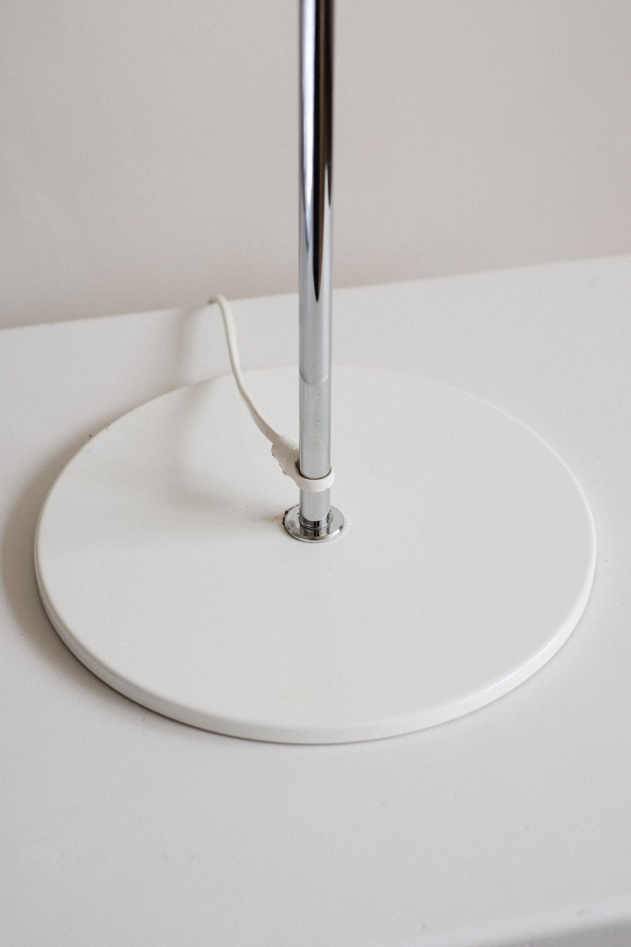 Cello" Table Lamp 1980s — close-up of white circular base