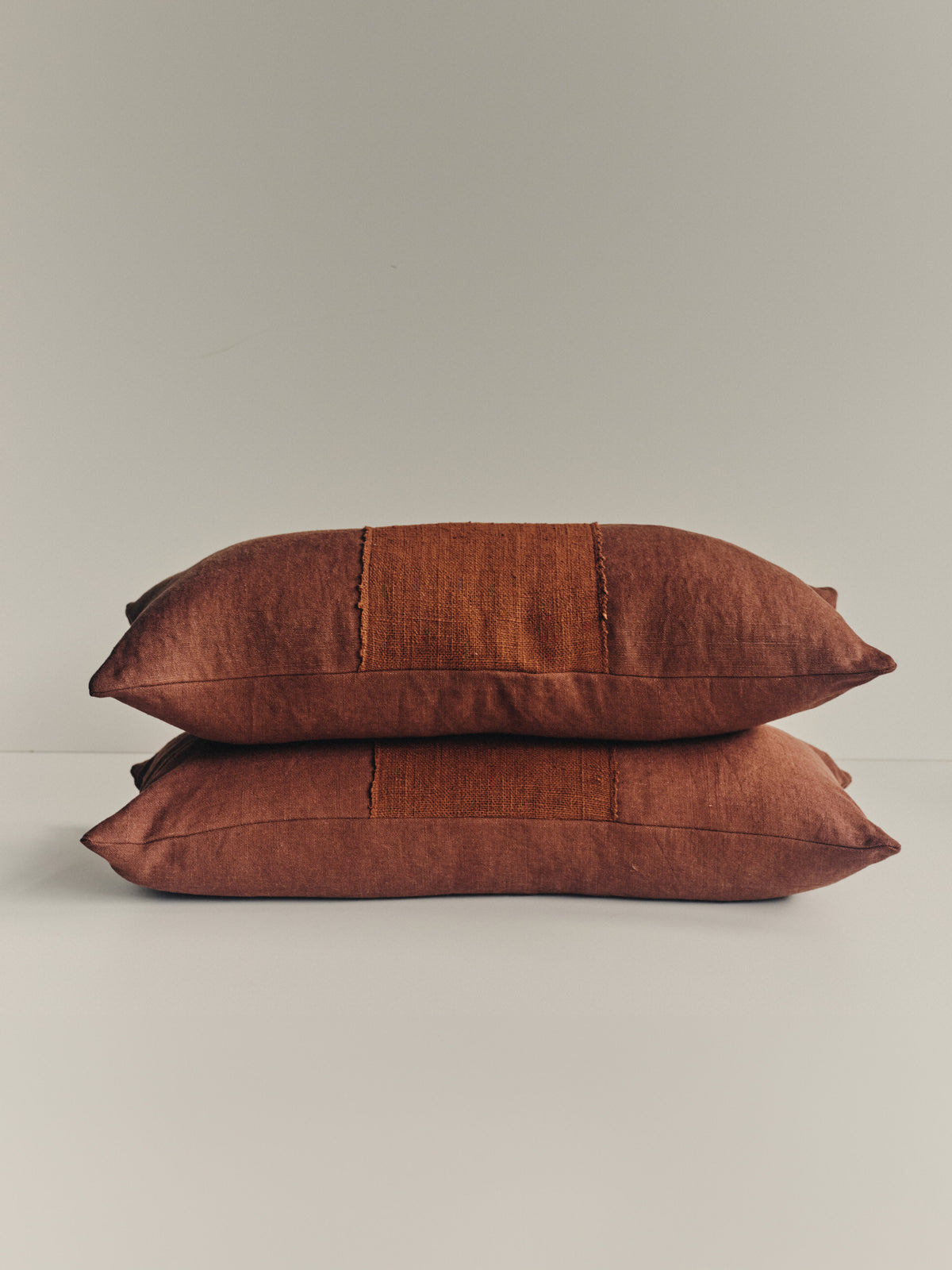 Handwoven brown cushion in hemp and cotton  — detail view
