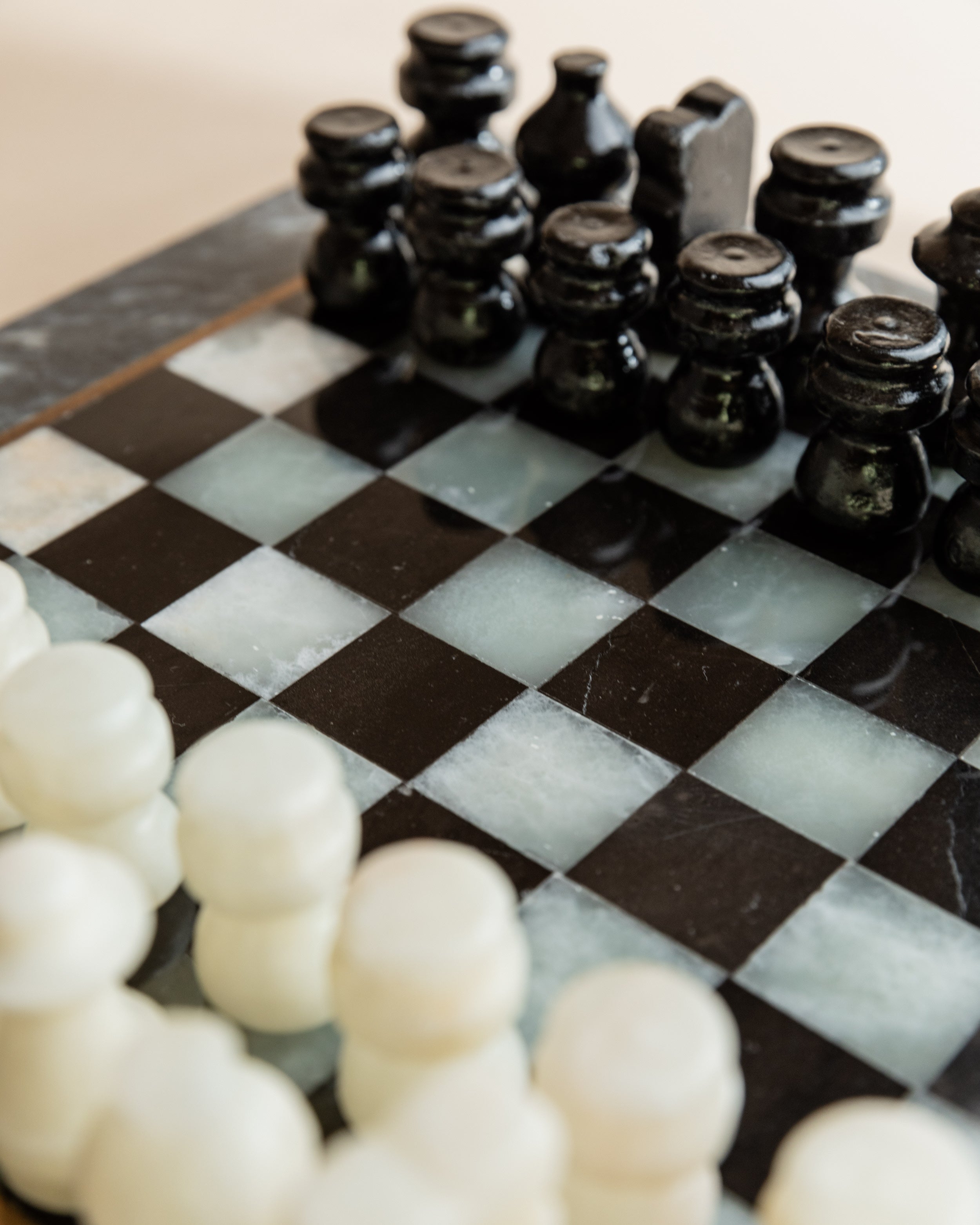 Ensemble d'échecs en marbre - Plateau en pierre avec pièces sculptées, Italie années 1960