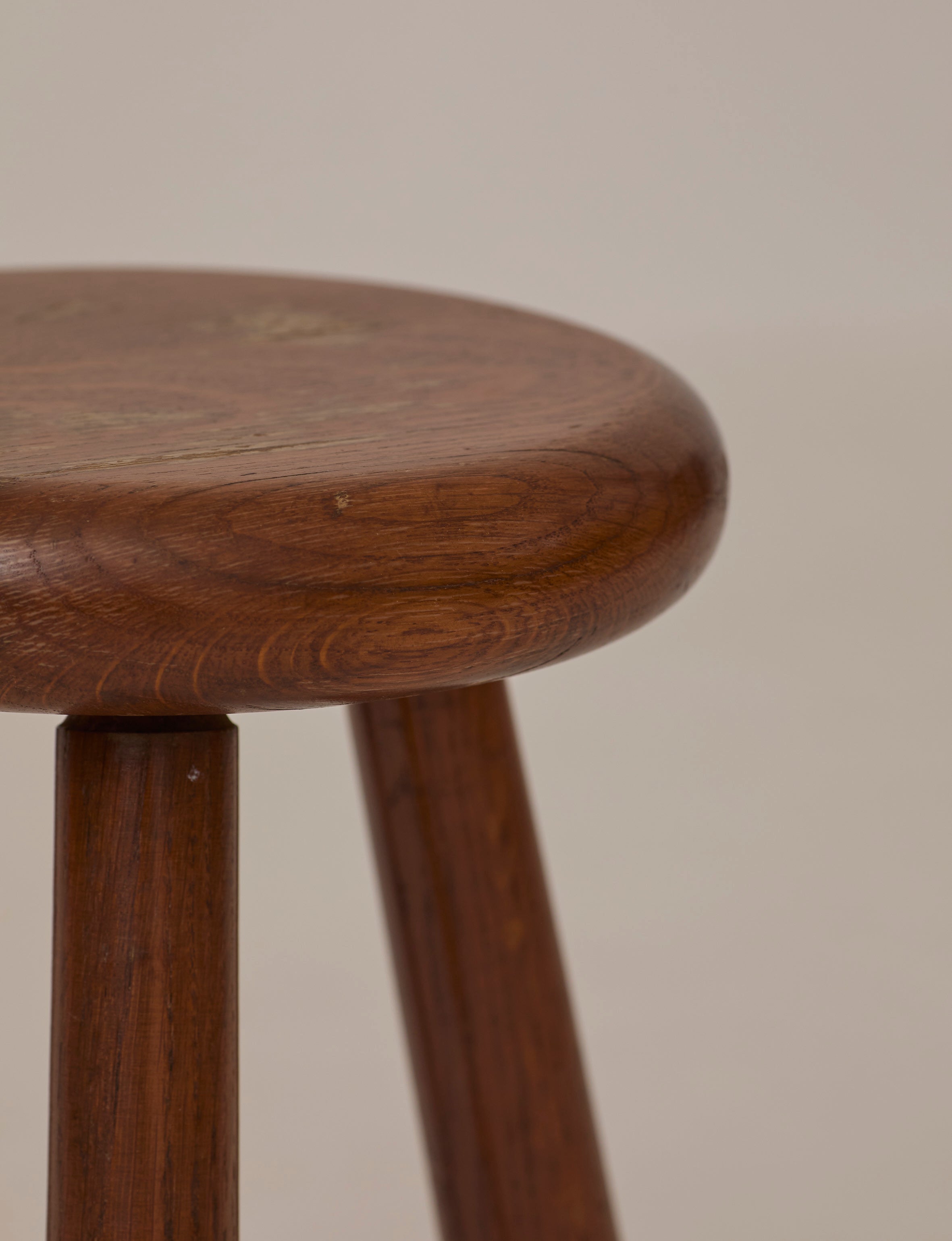 Brutalist Tripod Stool Handcrafted in Solid Oak Wood C. 1960 — close-up of round oak seat edge