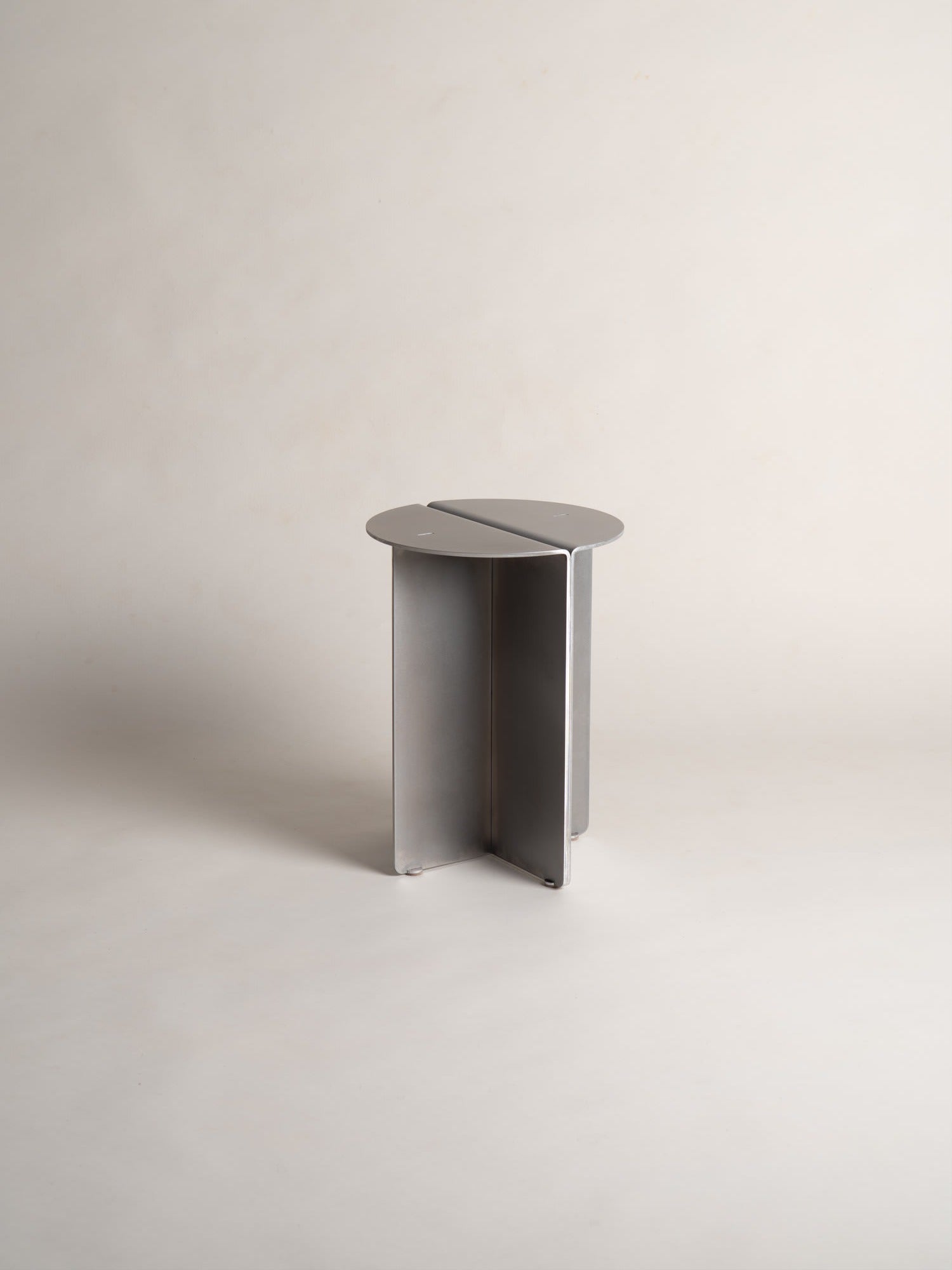 "PlegTable" aluminium side table — side angle