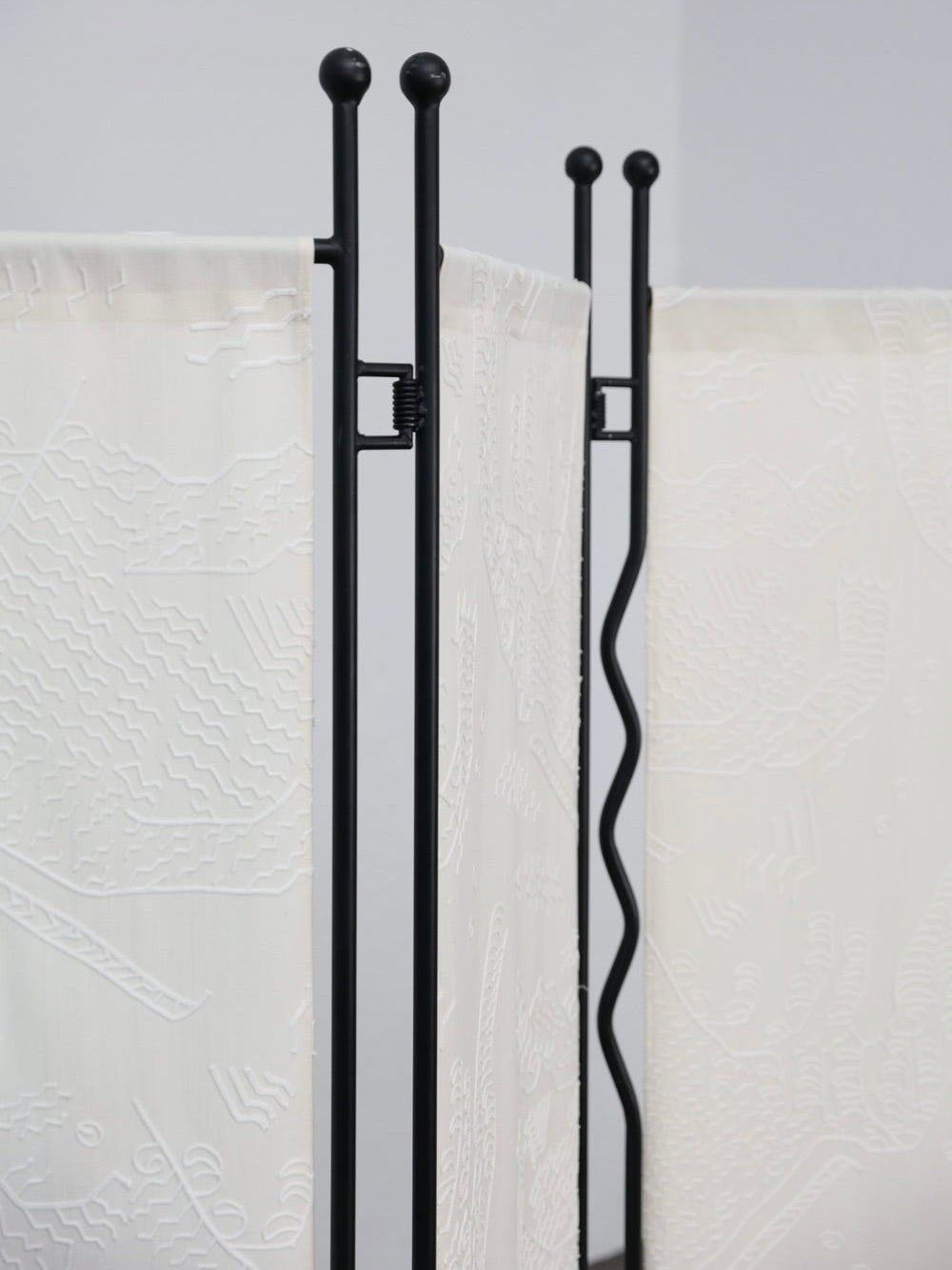 Alto Folding-Screen in White Fabric — close-up of fabric texture and frame