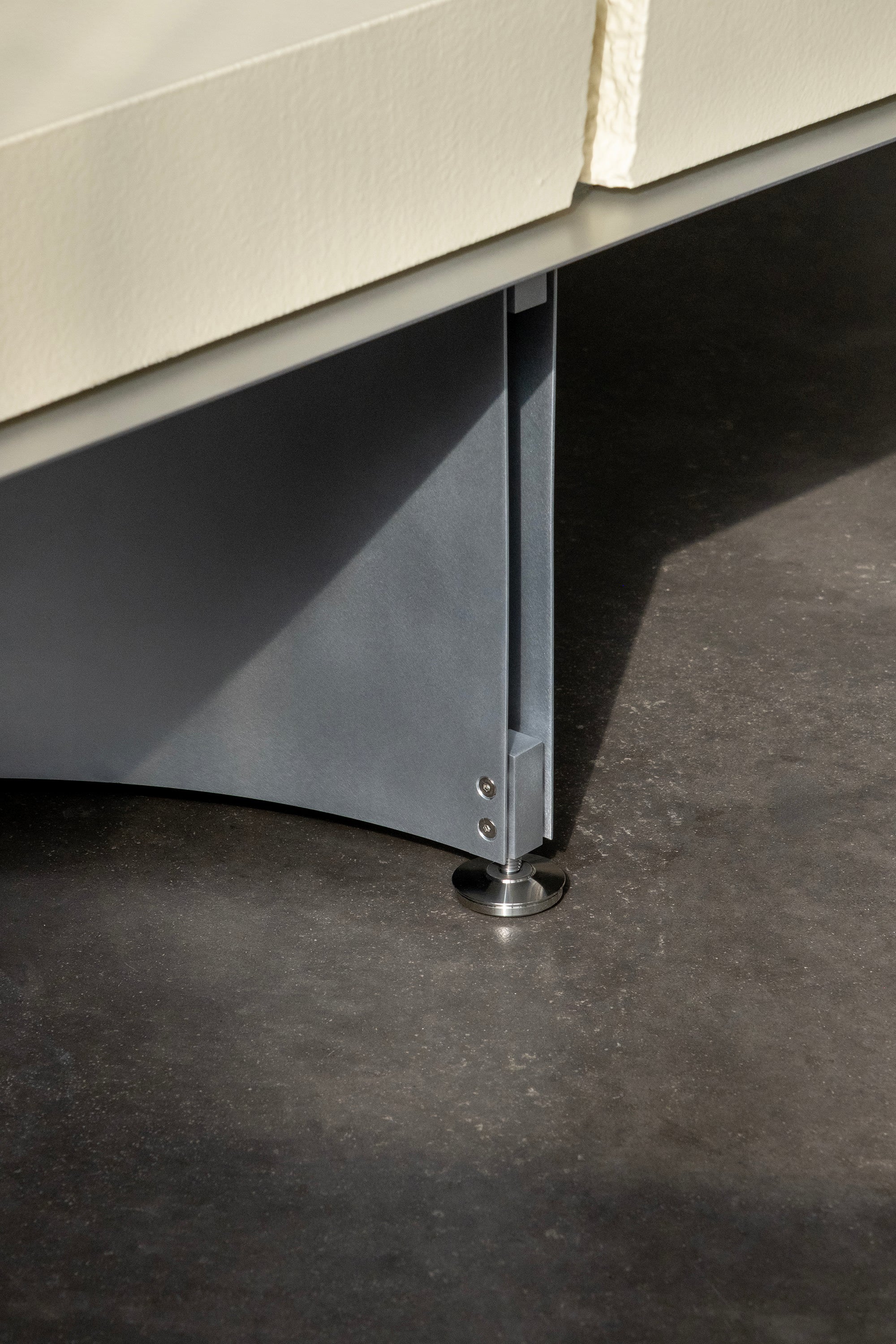 Radius – Aluminium and Foam Daybed — close-up