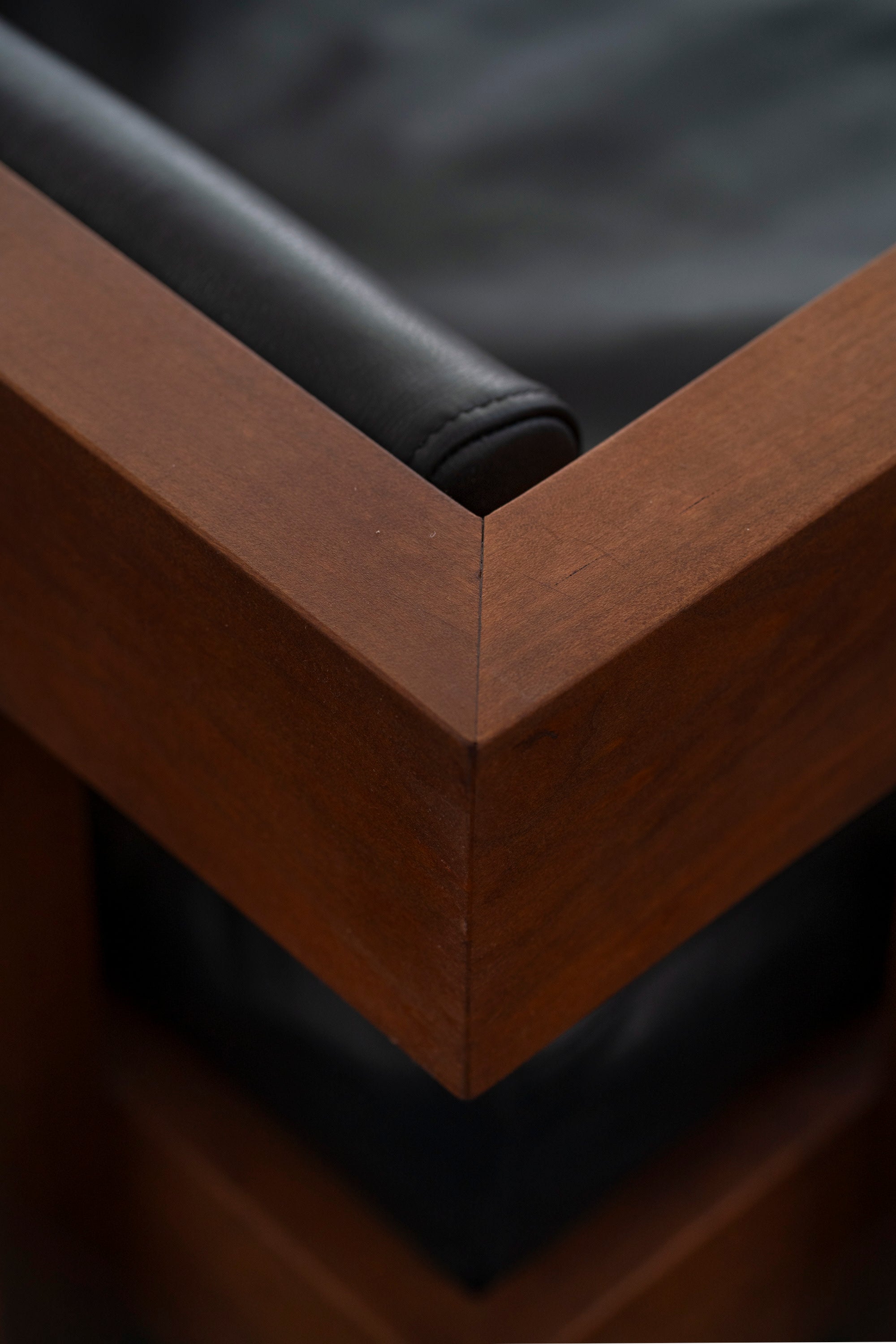Tripod Lounge Chair | DN_S2506 — close-up of wooden frame corner detail