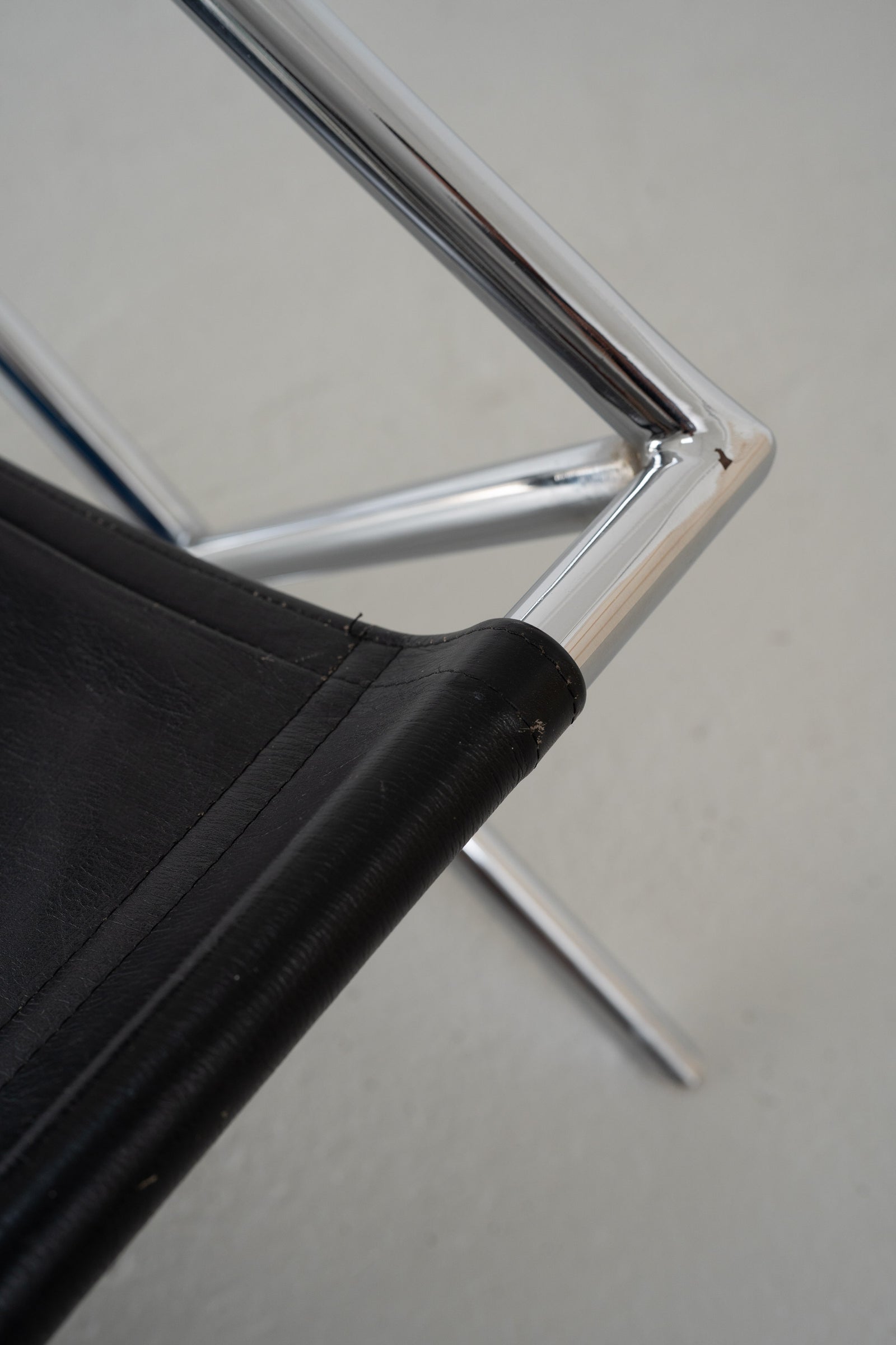 Postmodern Tubular Leather Sling Chair — close-up