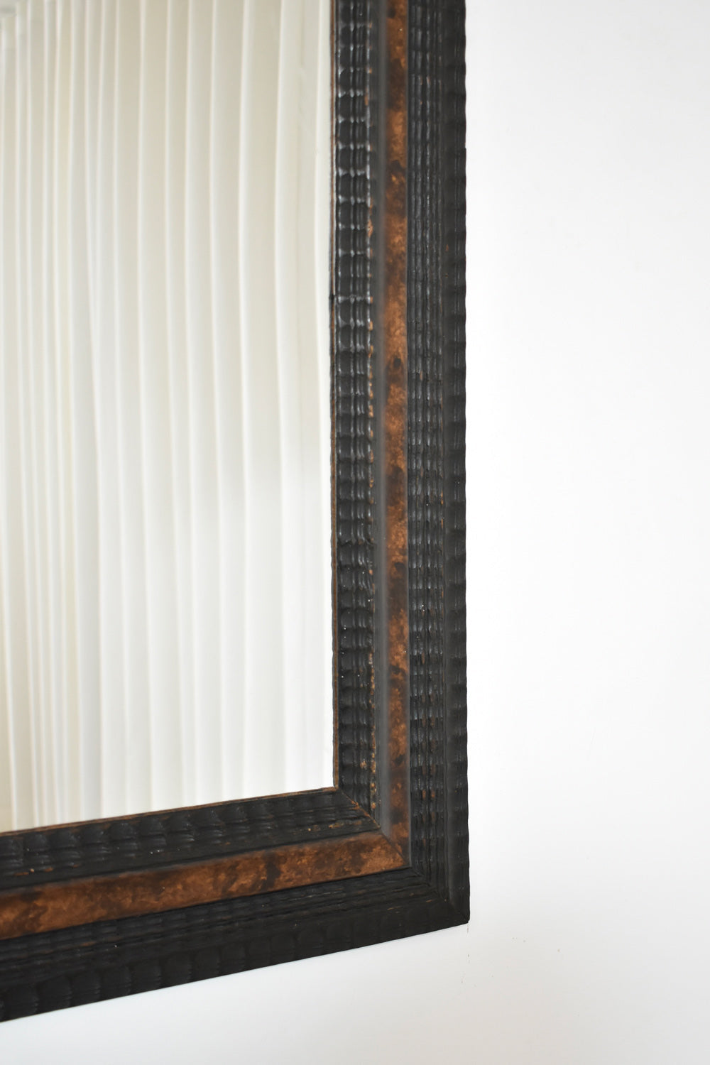 Carved ebonised wood mirror and trompe l'oeil turshell, XIXth c. — lifestyle setting
