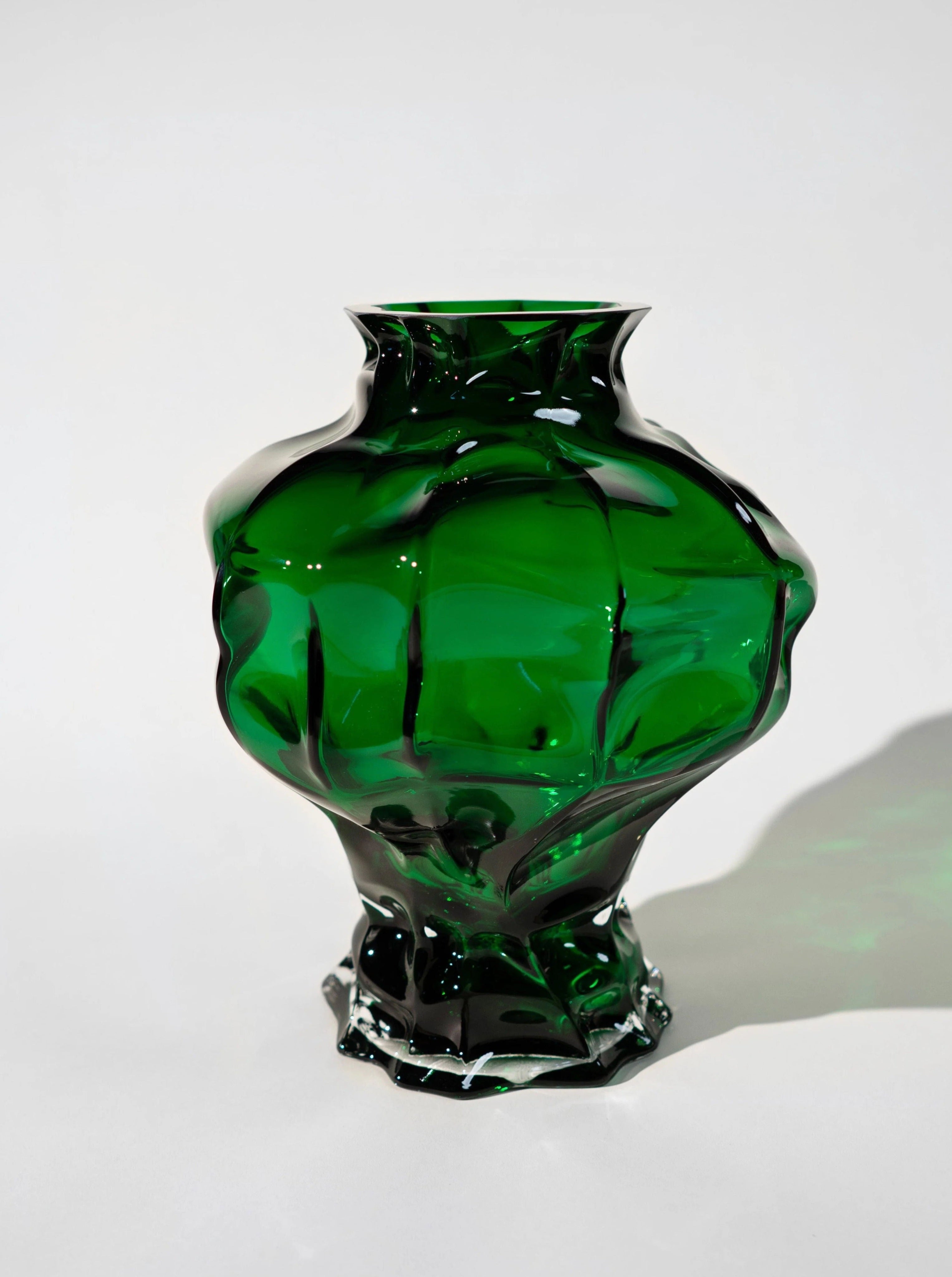 Ammonit Vase - Green — side angle highlighting glossy green glass texture