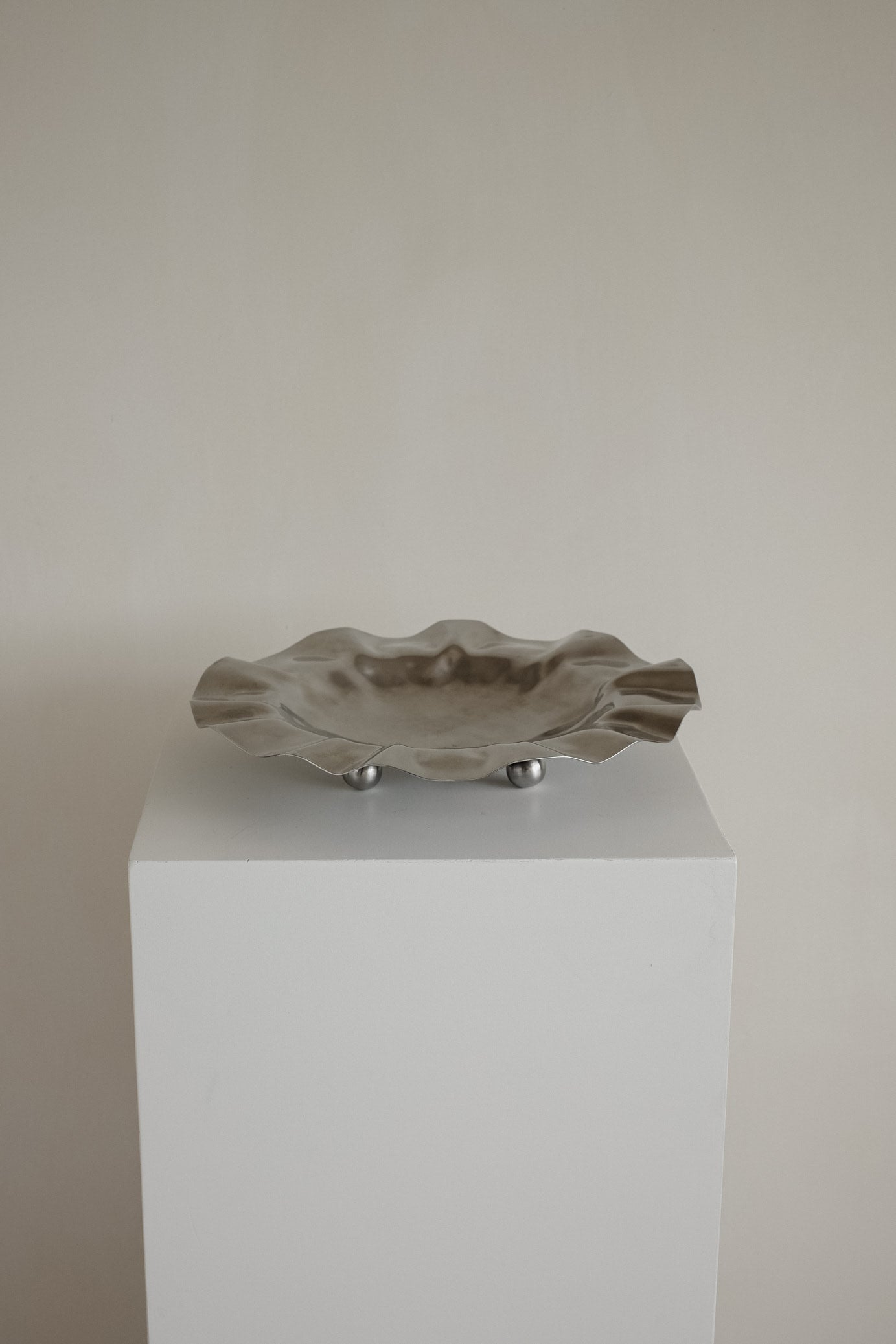 Wavy Display Bowl with Ball Feet — close-up
