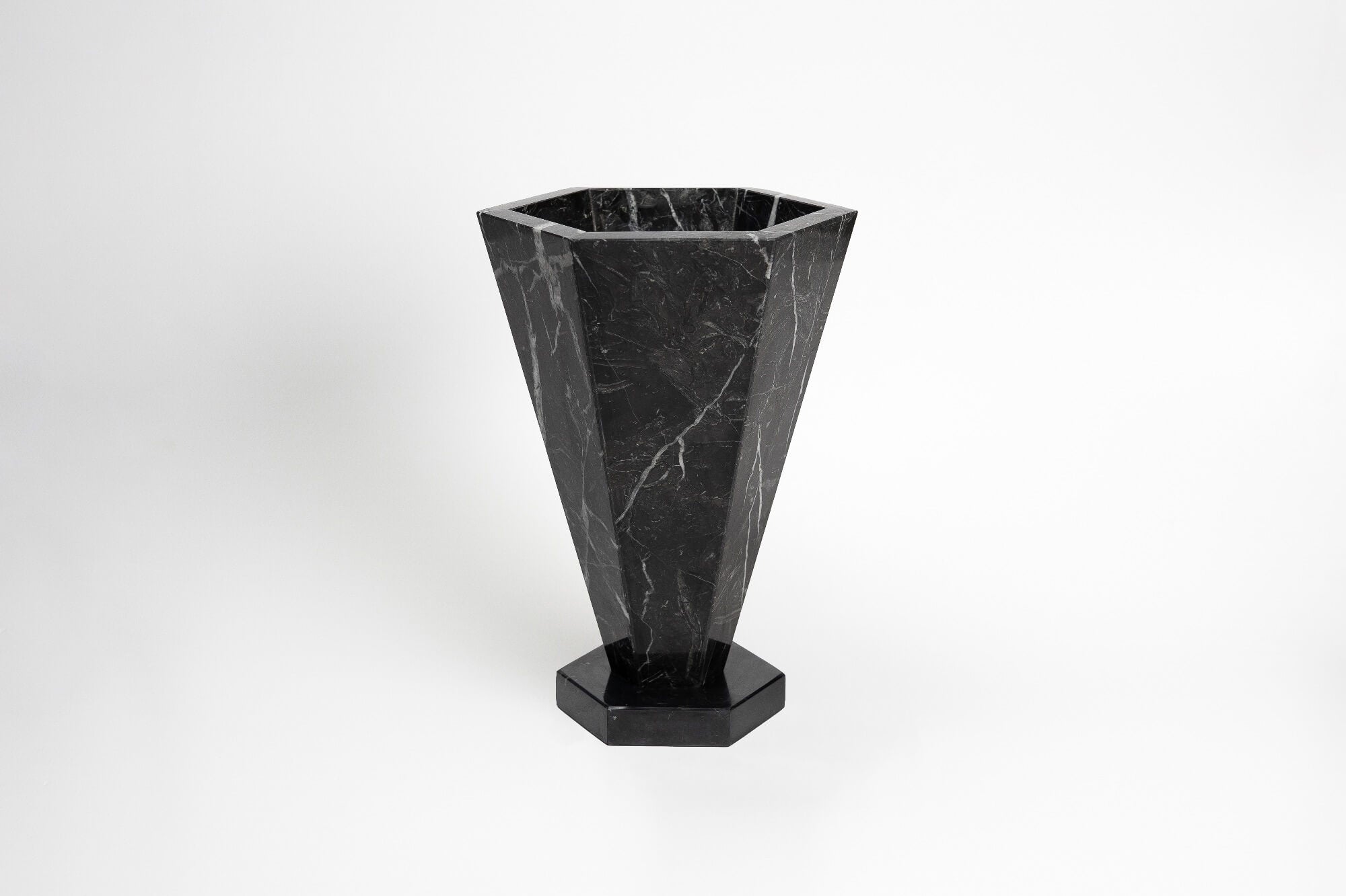 Vase 01 XL — back view of black marble design