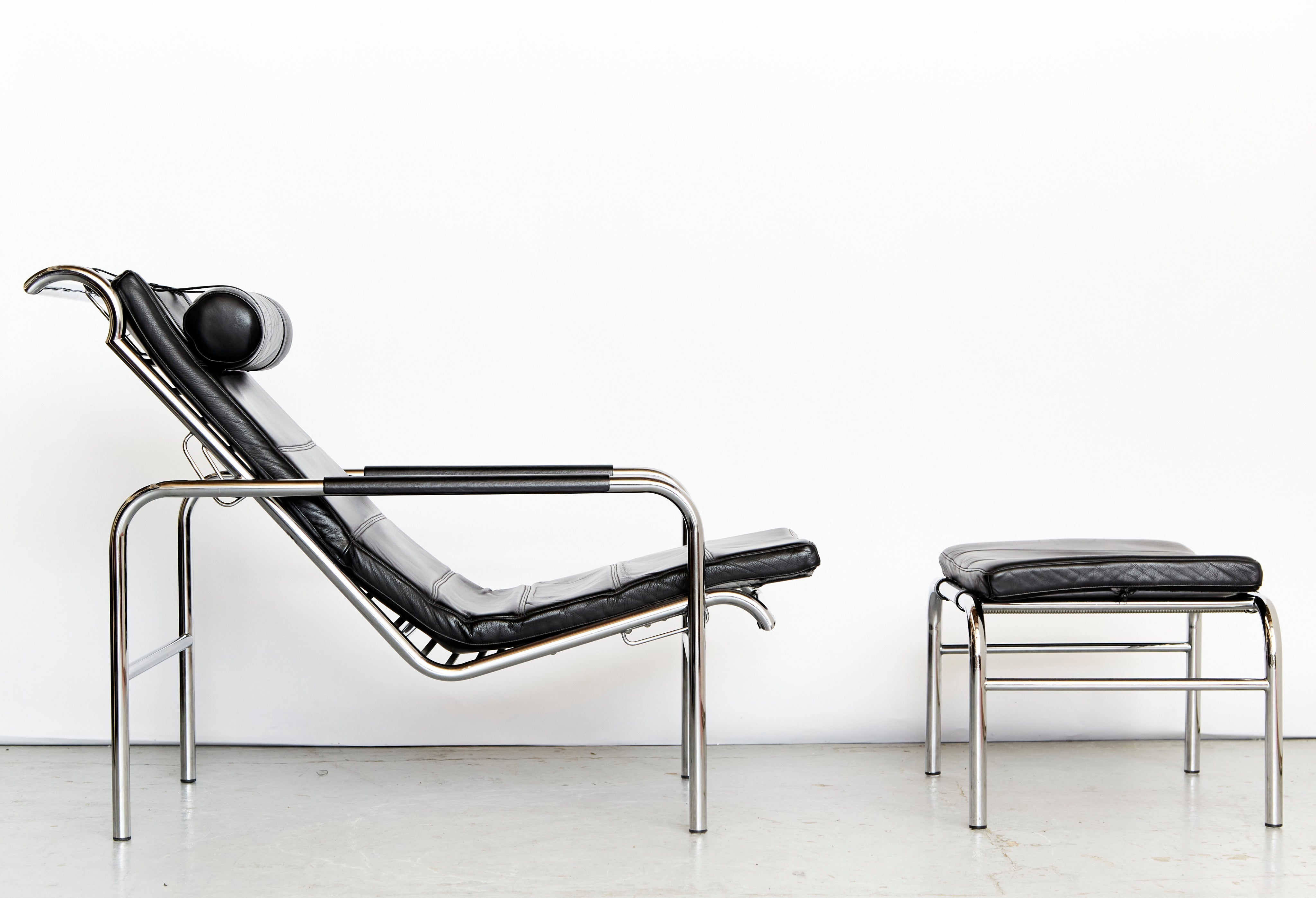 Gabriele Mucchi "Genni" Chaiselongue & Ottomane for Zanotta — detail view