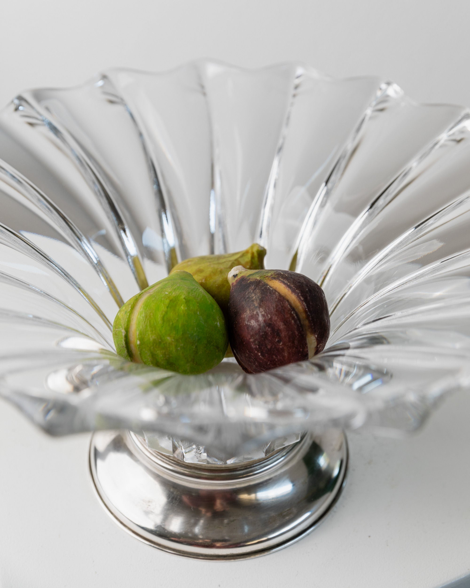 Large Crystal Glass Bowl, Italy 1940s — close-up of crystal texture with fruit