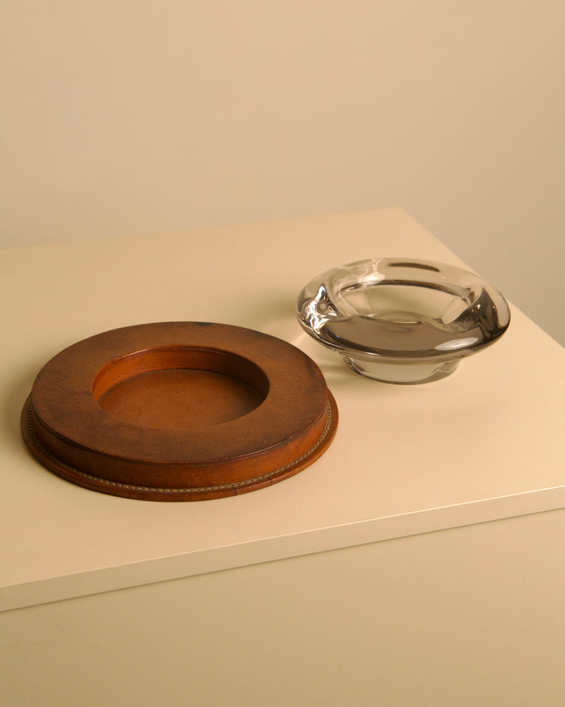 Italian ashtray in patinated brown leather and crystal, 1950s — close-up of leather base and crystal bowl