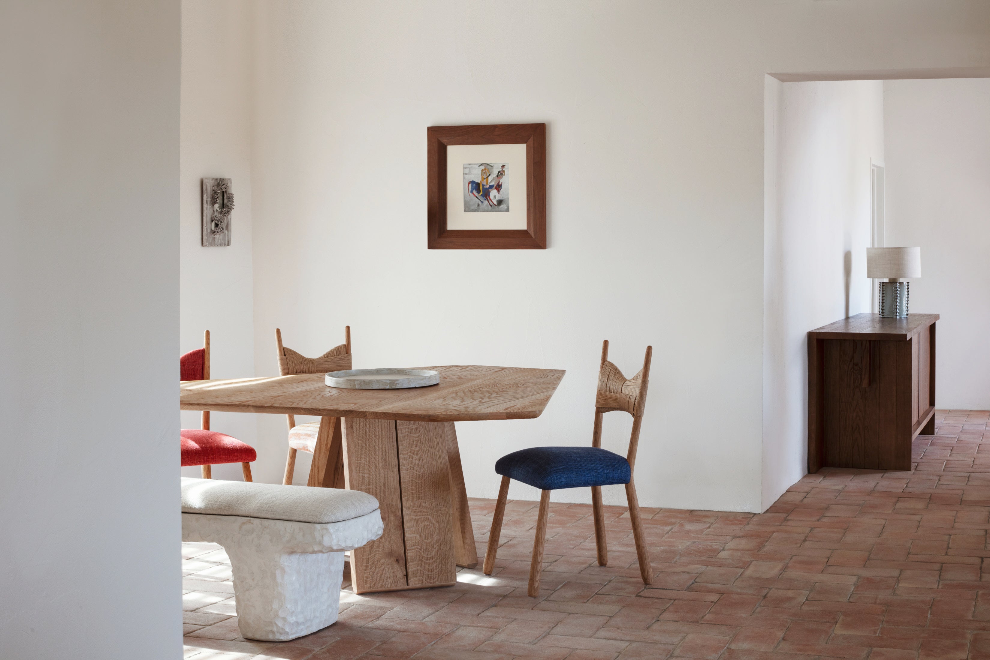 Perícia Dining Table — top view with natural wood finish in modern setting