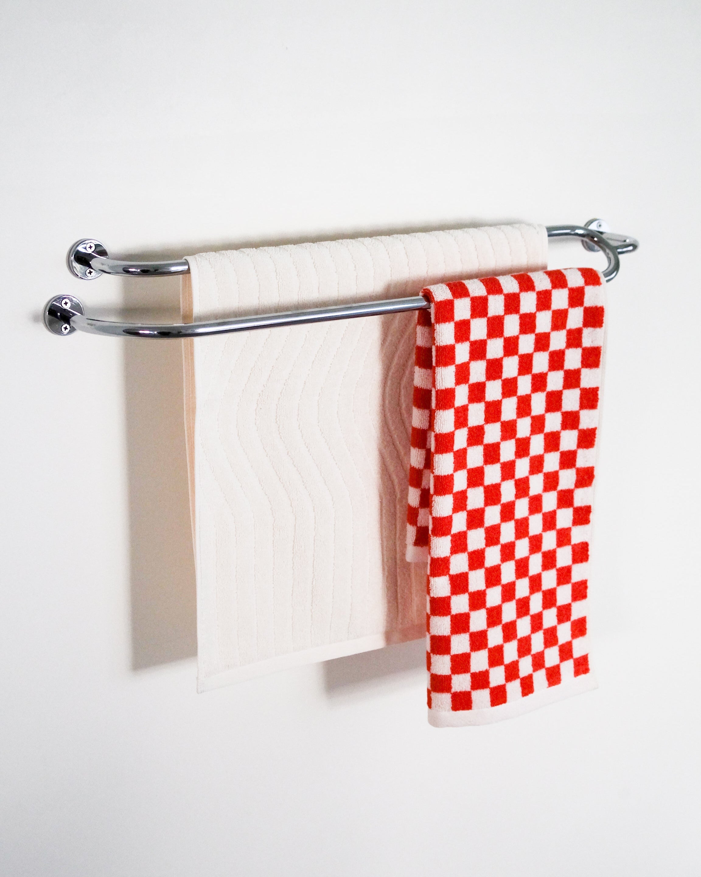 FAUNA Towel Bar Double — chrome finish with white and red towels