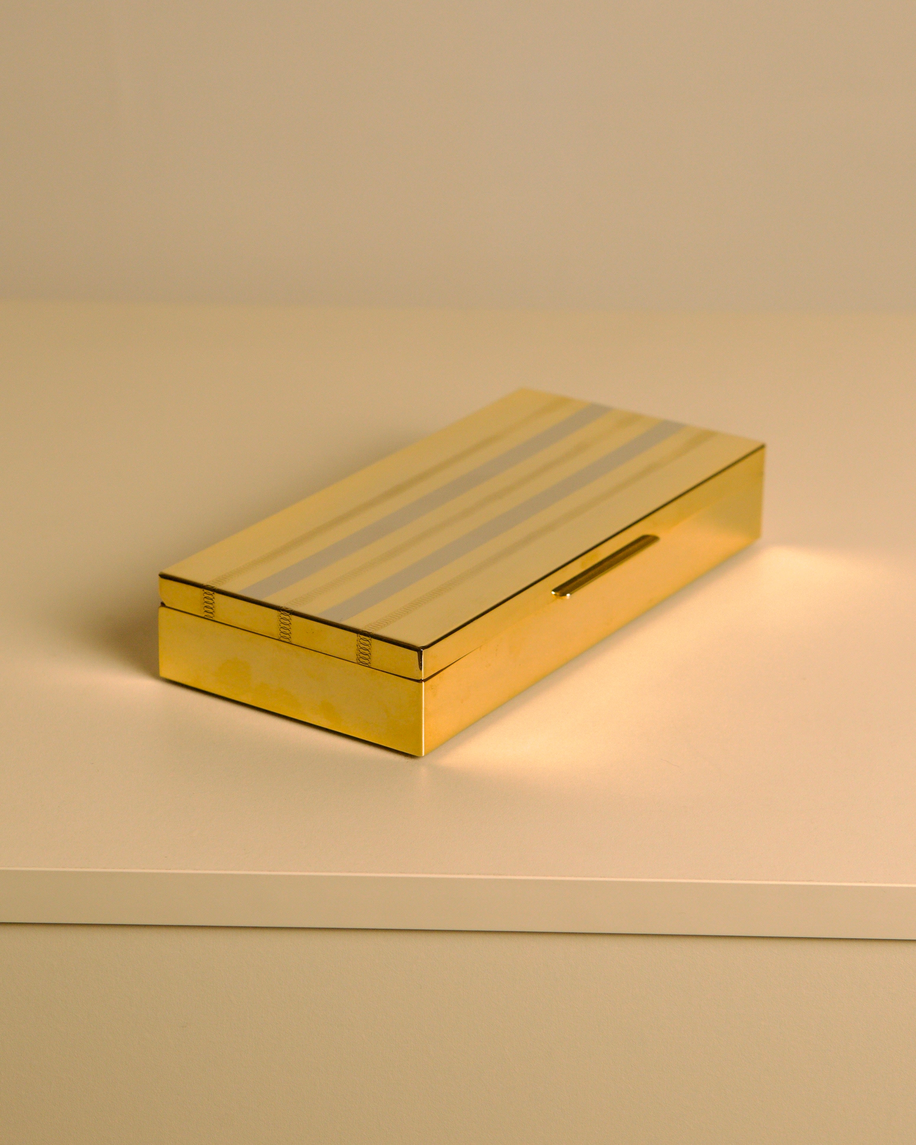 Italian Box in Gold and Silver Metal "Holywood Regency" 70s — top view on neutral surface