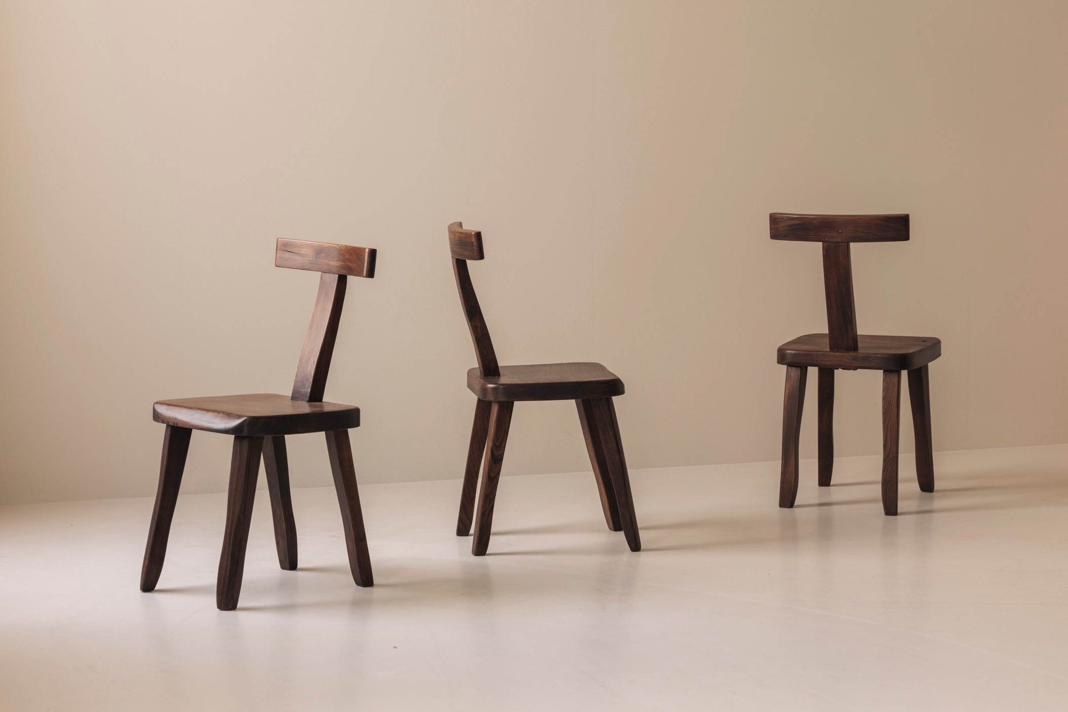 Large set of 8  Brutalist wooden T chairs by Aranjou, France 1960s. — side angle