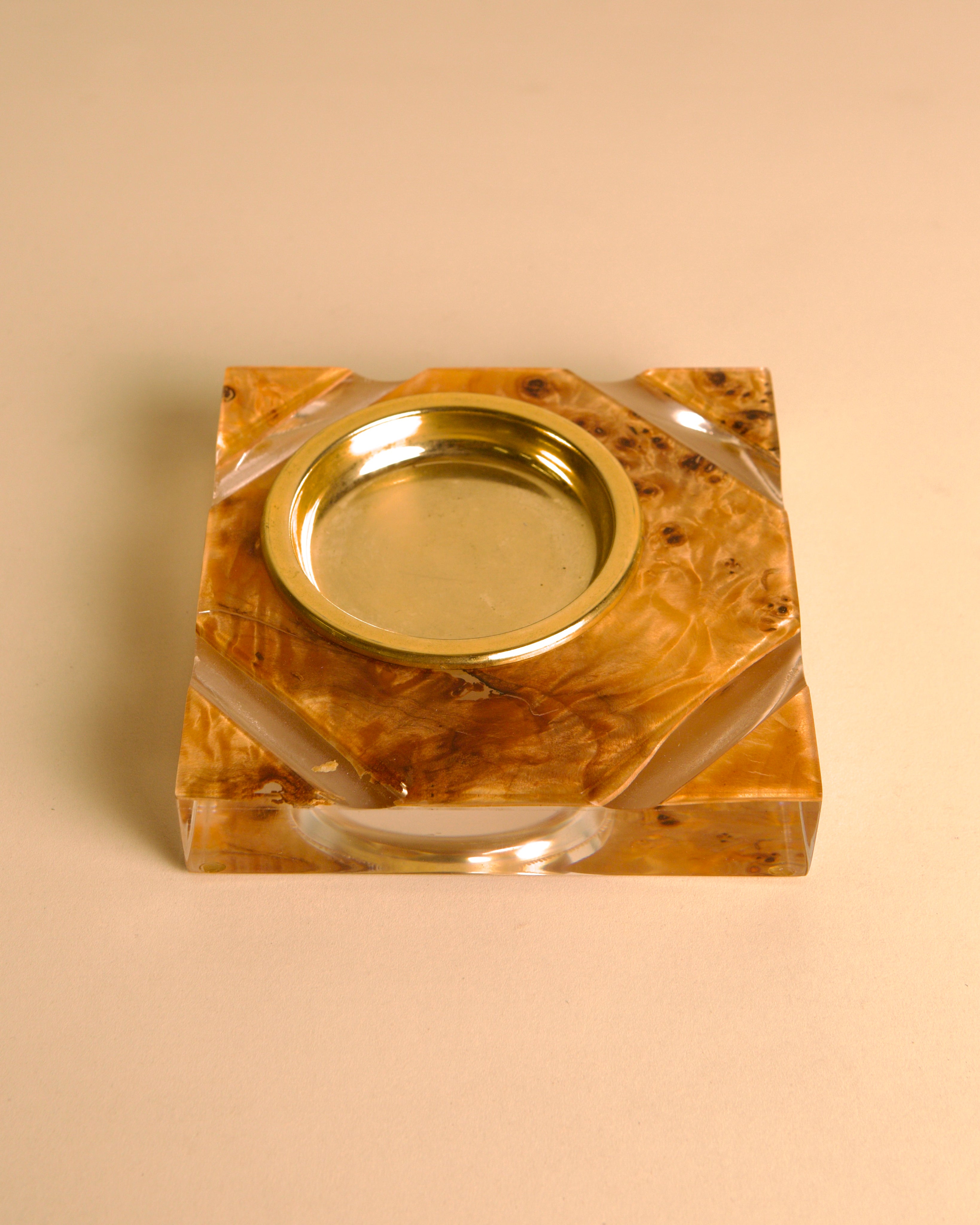 Italian catch-all in plexiglass with gilt metal and amber burl wood lid, 1970s — close-up