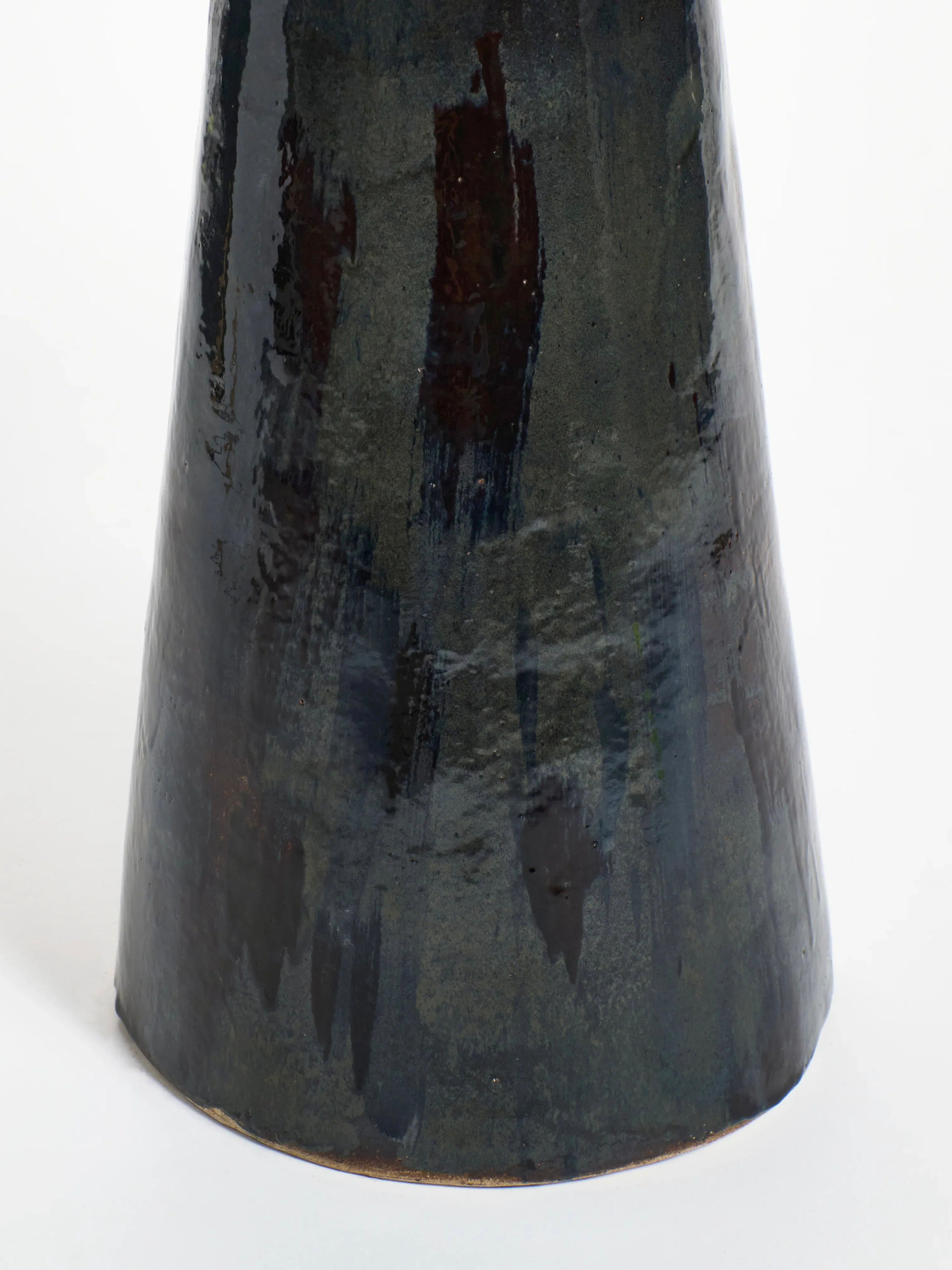 Porto Belo Table — close-up of dark ceramic base texture