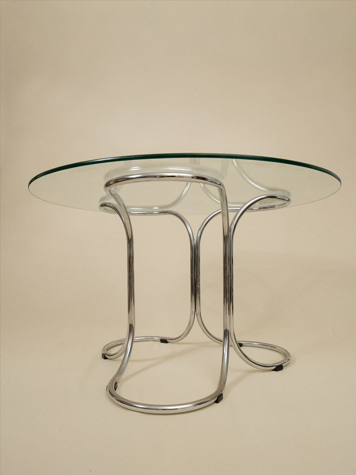 Giotto Stoppino Round Glass and Chrome Dining Table, Italy, 1970s — close-up