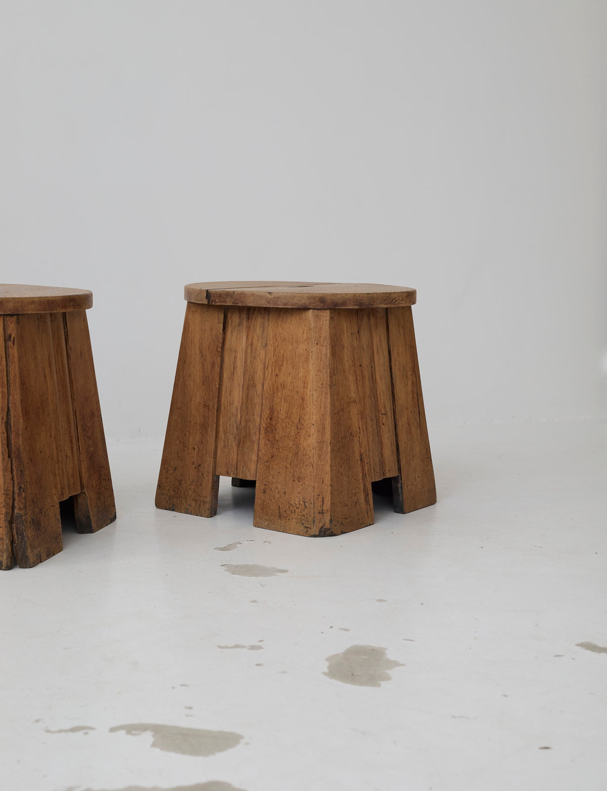 French 1930-40s side table in solid oak — close-up