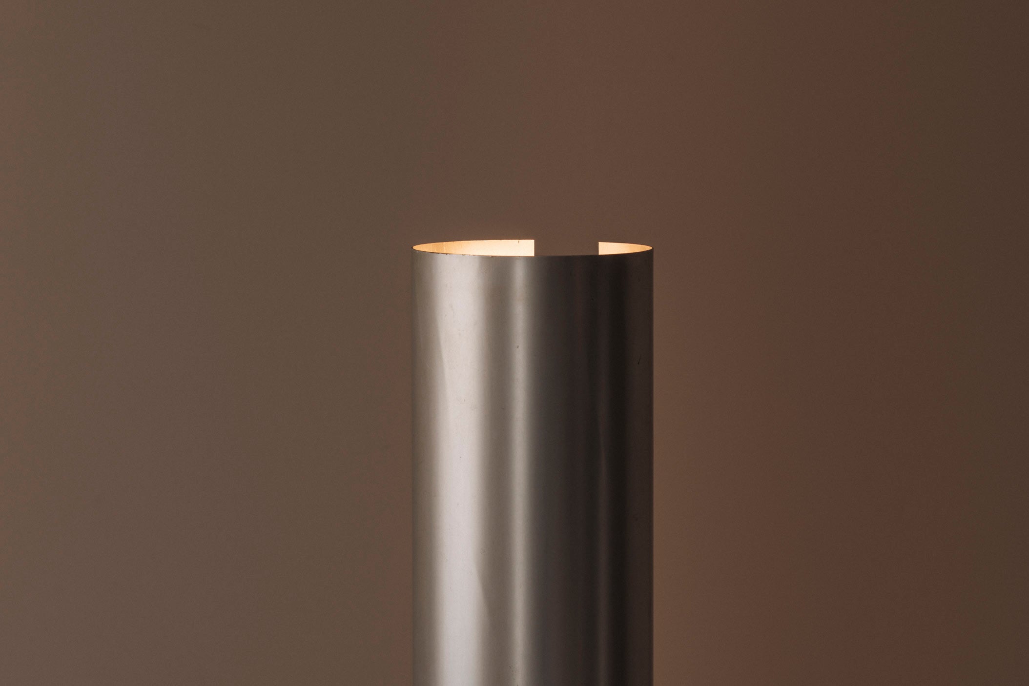 Sculptural metal tube floor lamp, Italy 1960s — close-up