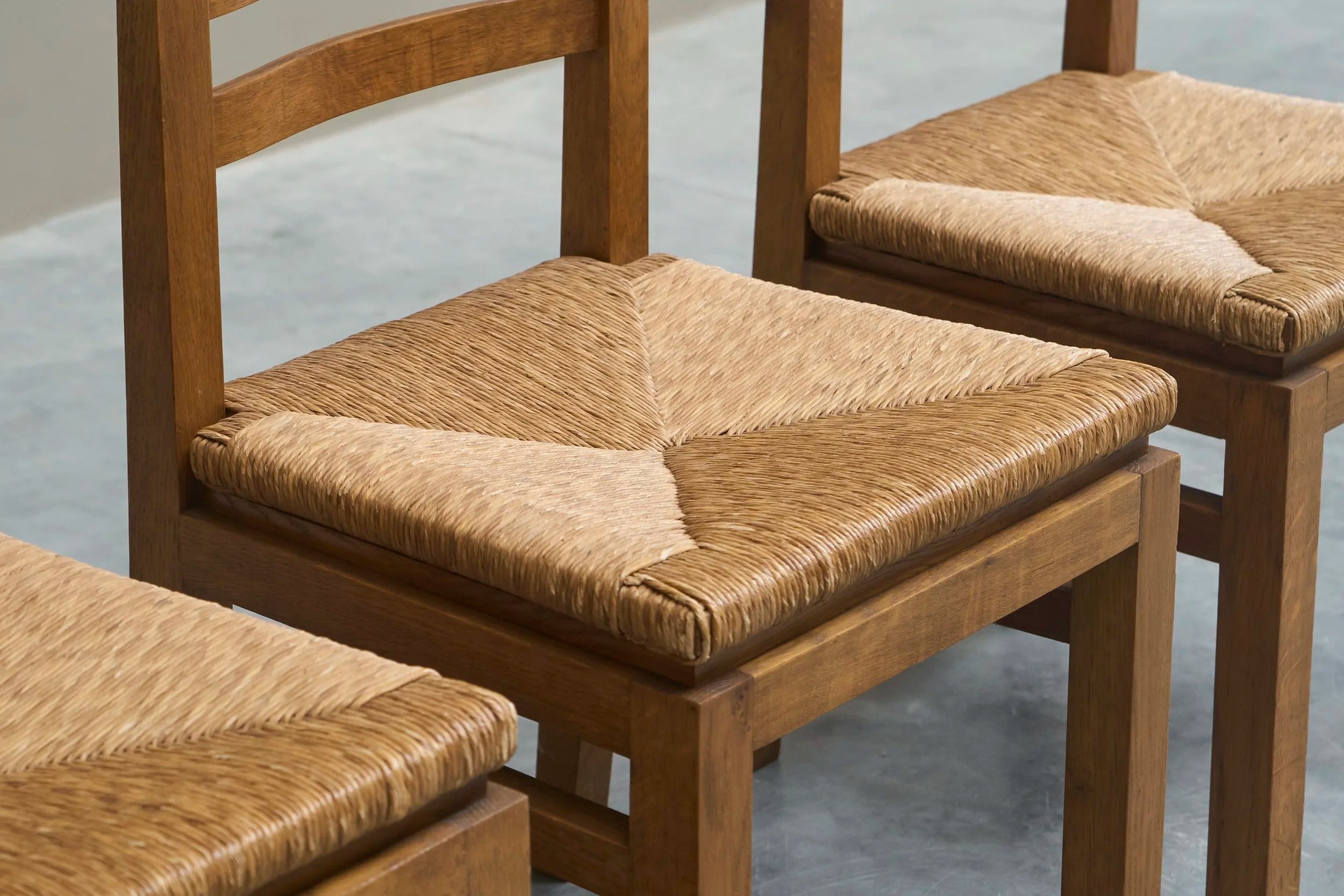 Set of 4 Modernist Chairs in Solid Oak and Straw, Belgium 1960s — view 9