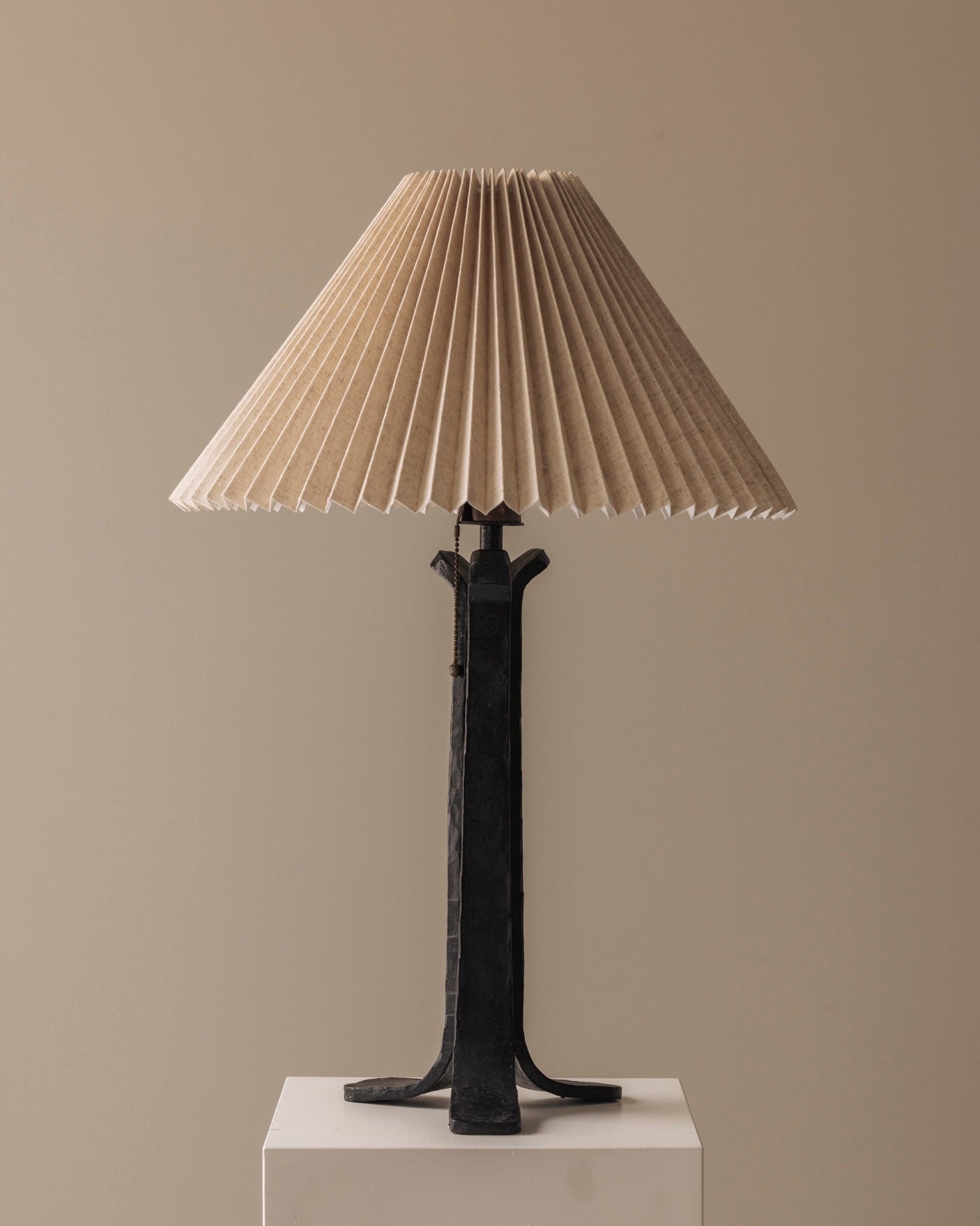 French wrought iron table lamp from the 1940s. — detail view
