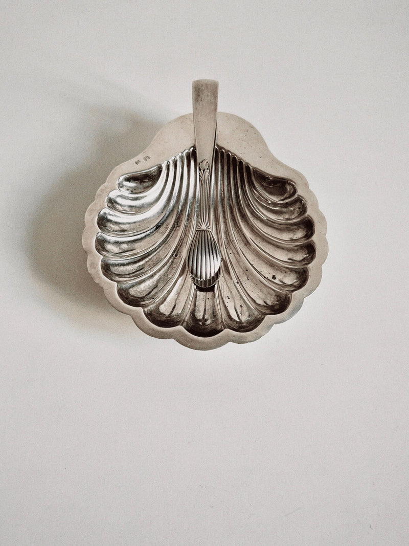 Silver-plated shell dish with ribbed pattern and handle
