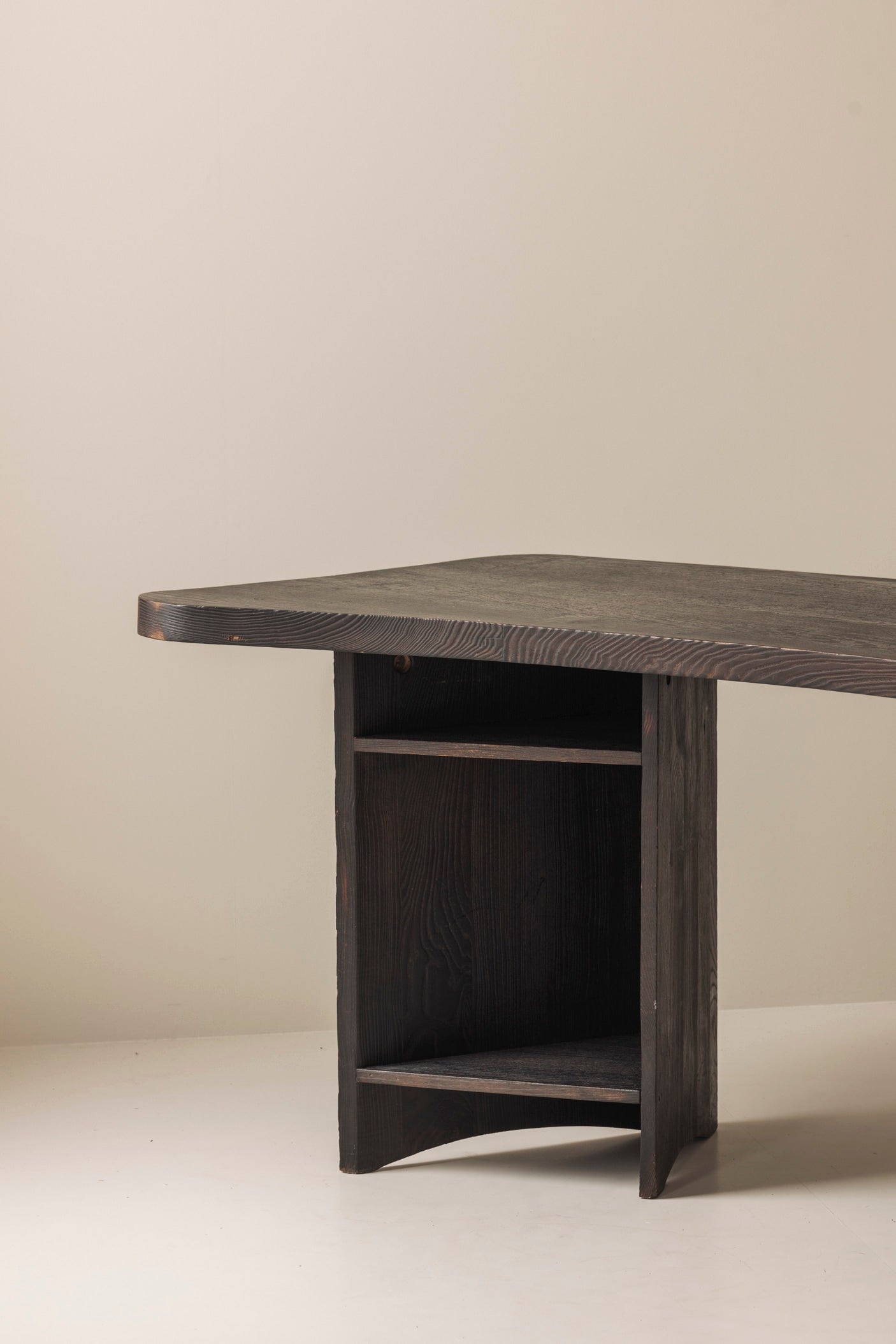 Important sculptural boomerang desk 1950s, Perriand and Jeanneret era. — lifestyle setting