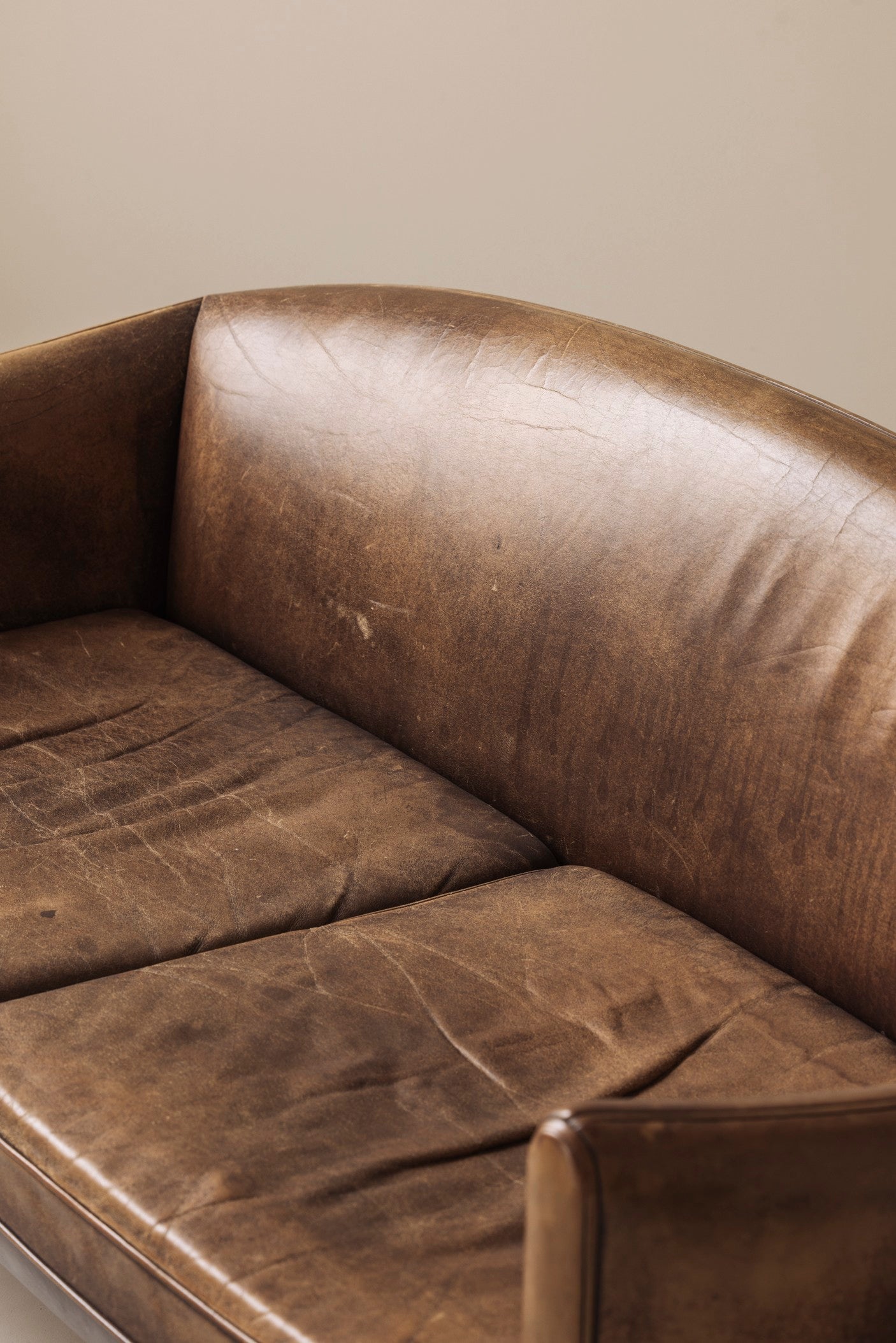 Rare V12 sofa by Illum Wikkelsø for Holger Christiansen, Denmark, 1960s — close-up