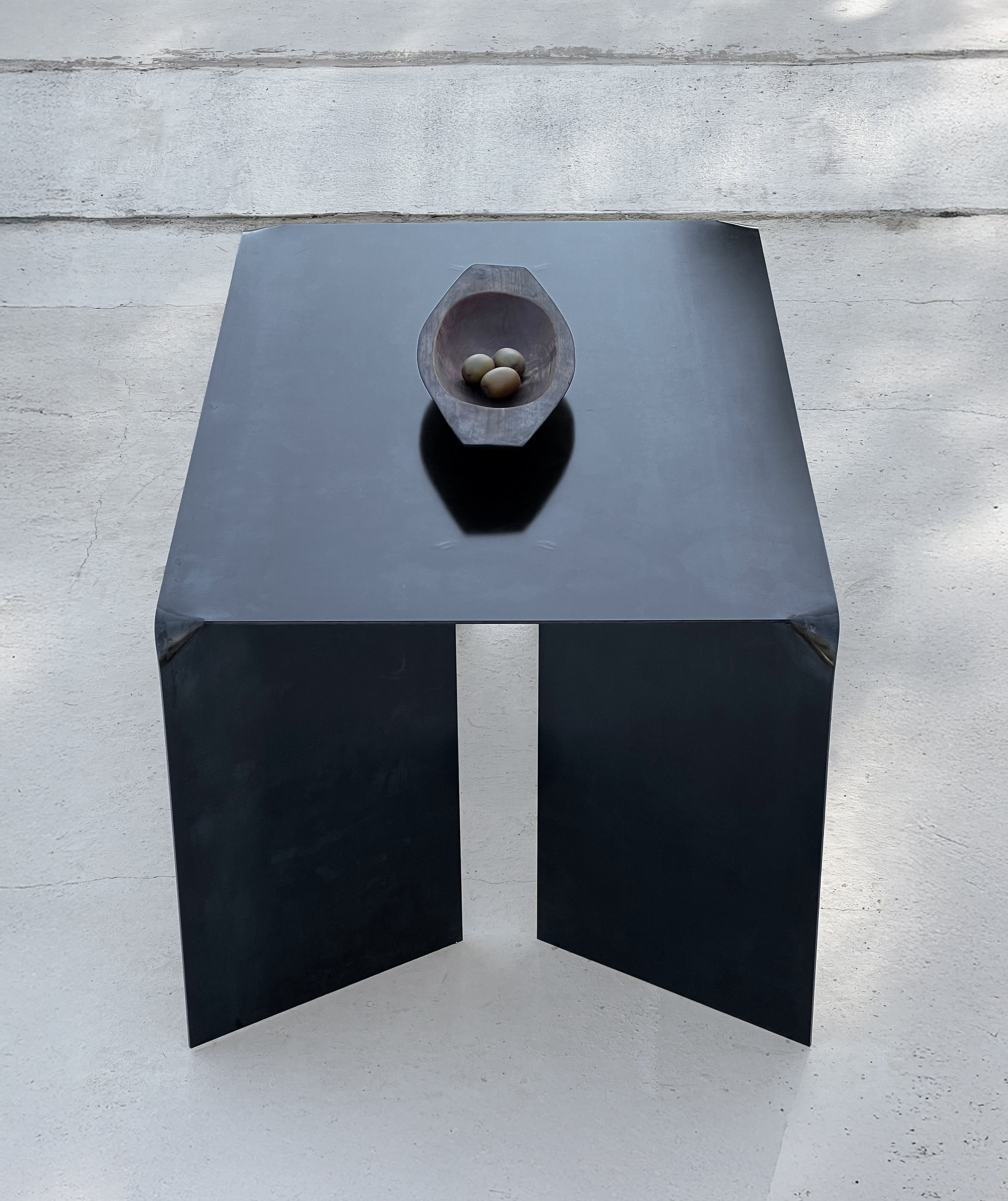 Doa' Steel Desk — top view with dark steel surface and bowl