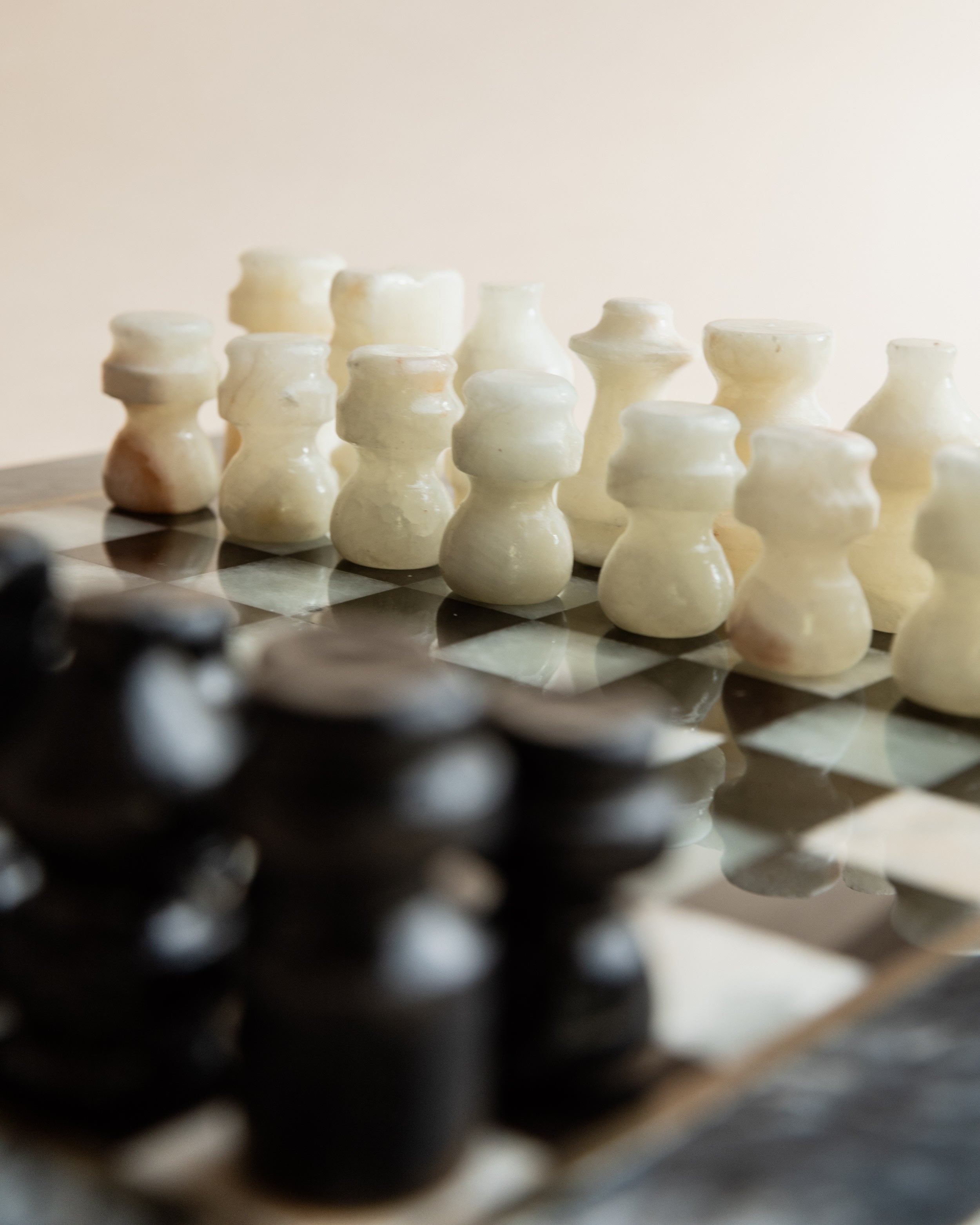 Ensemble d'échecs en marbre - Plateau en pierre avec pièces sculptées, Italie années 1960