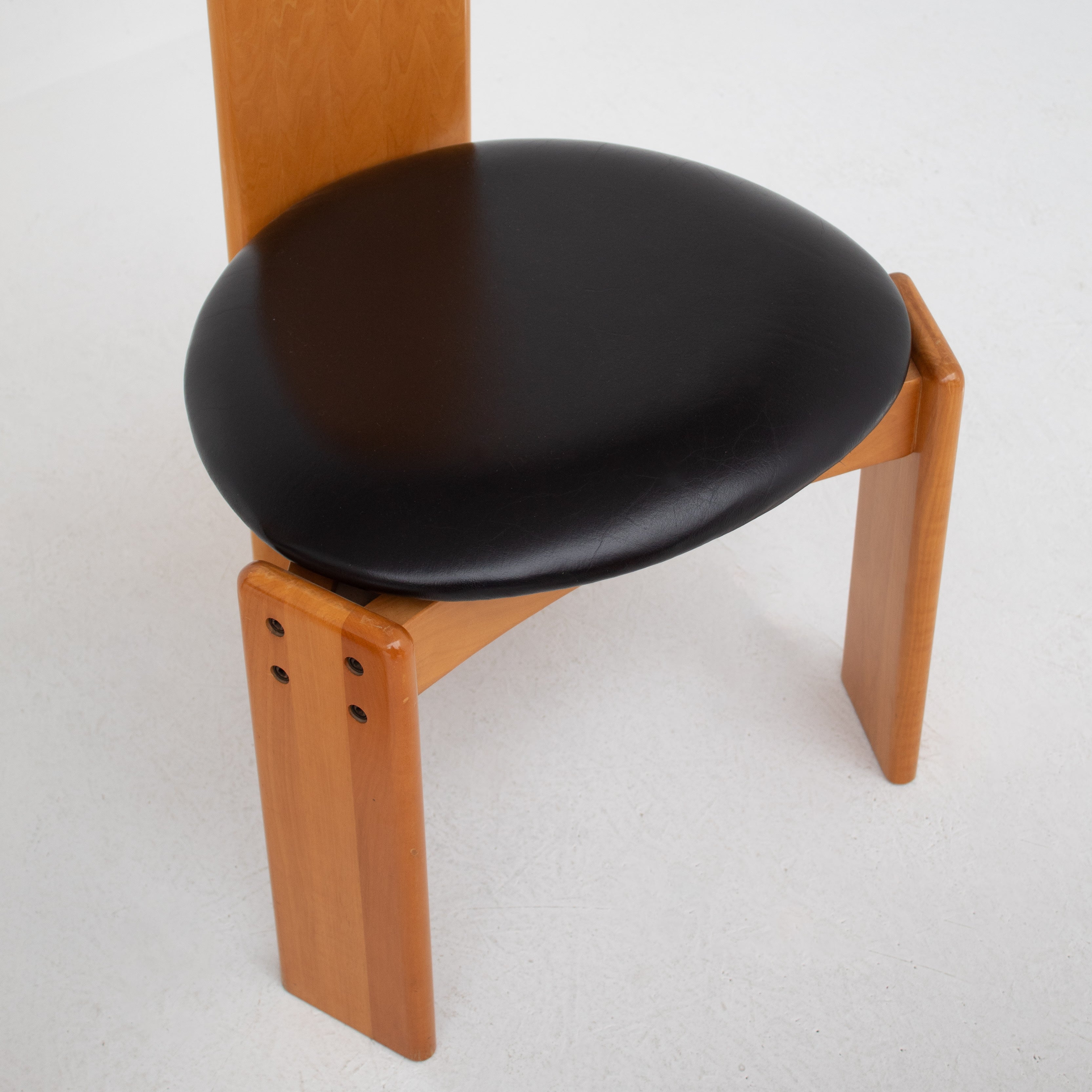Set of Dining Chairs in Wood and Leather by Mario Marenco for Mobil Girgi — top view of round black leather seat